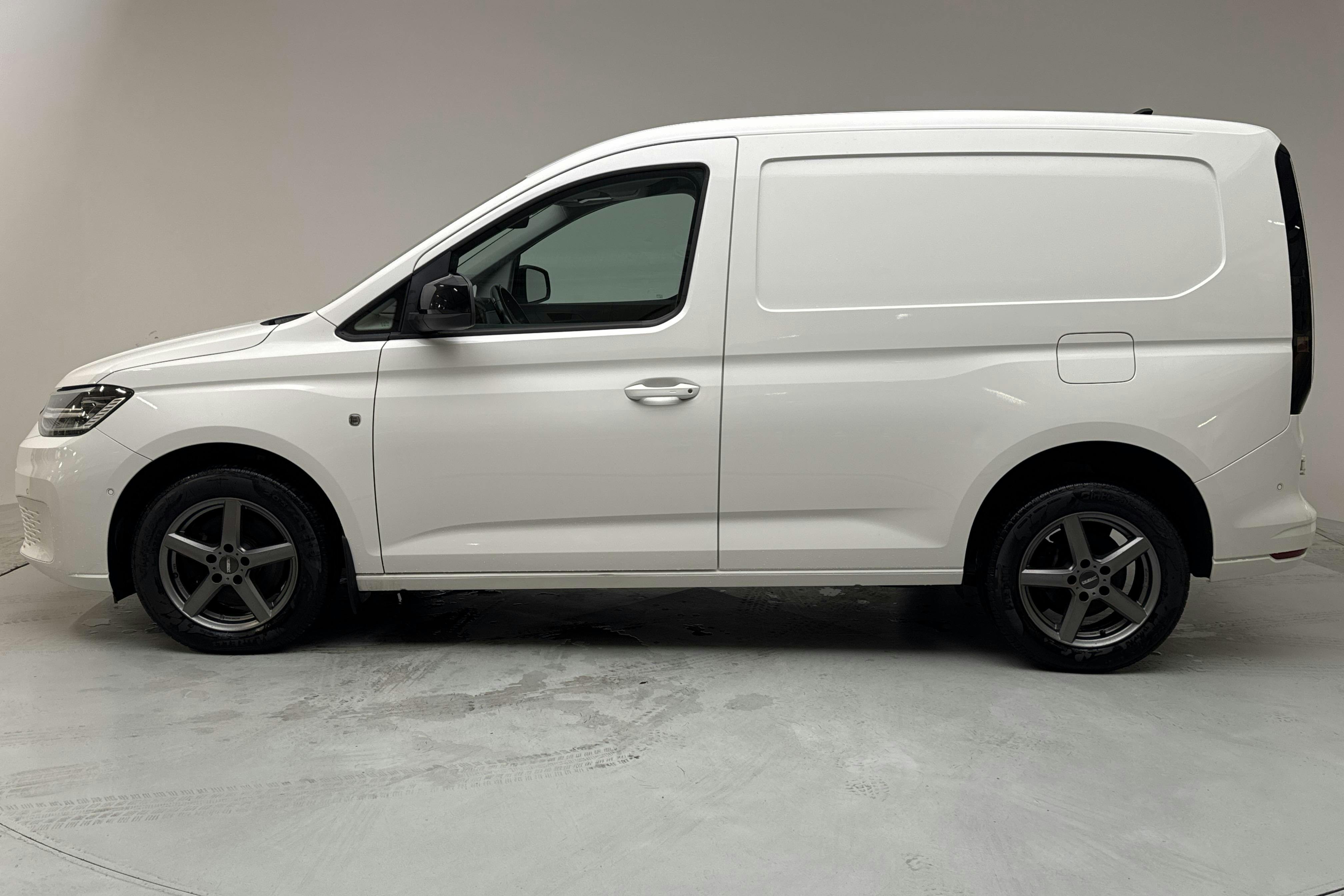 Presentationsfoto 2 av 12: VW Caddy Cargo 2.0 TDI Skåp (122hk) - 10 394 mil - Automat - vit - 2021