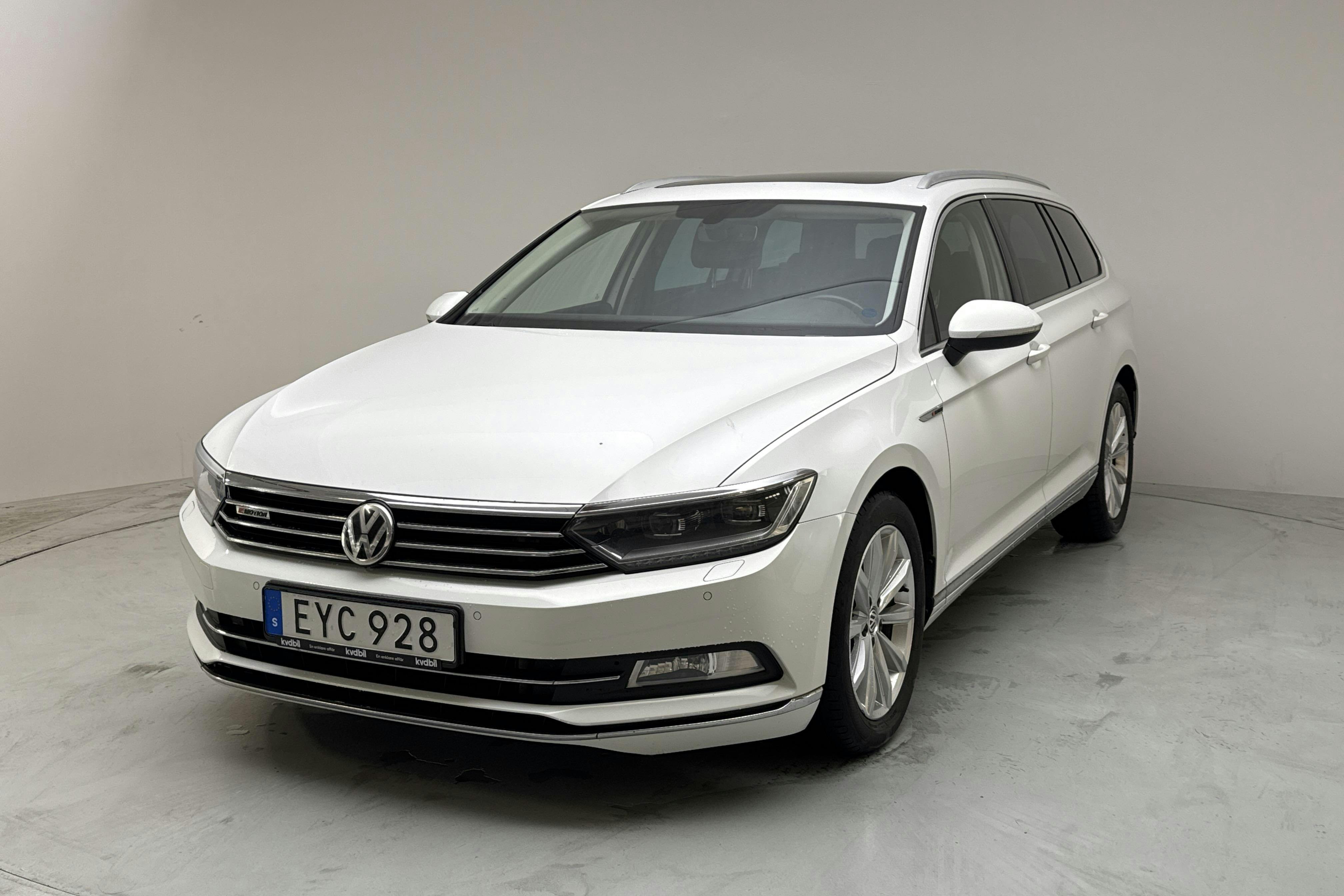 Presentationsfoto 1 av 13: VW Passat 2.0 TDI Sportscombi 4MOTION (190hk) - 23 195 mil - Automat - vit - 2015