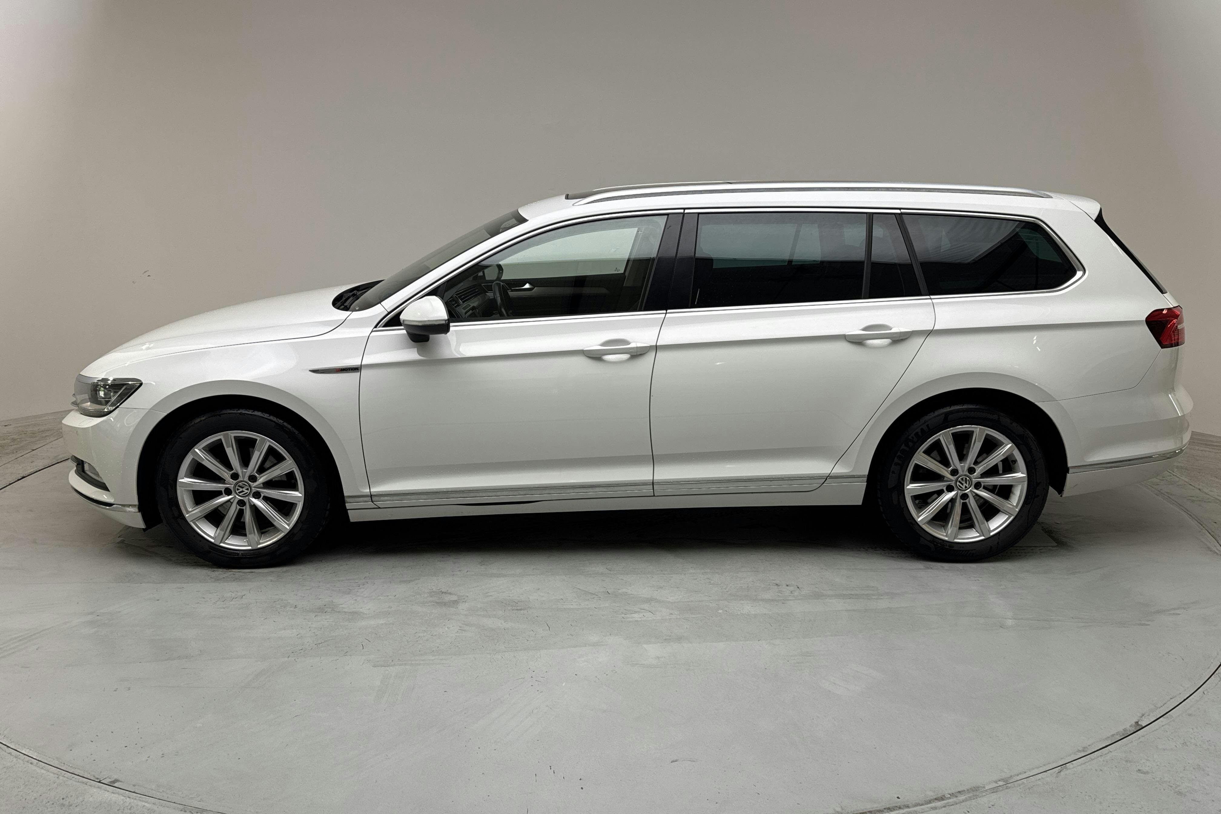 Presentationsfoto 2 av 13: VW Passat 2.0 TDI Sportscombi 4MOTION (190hk) - 23 195 mil - Automat - vit - 2015