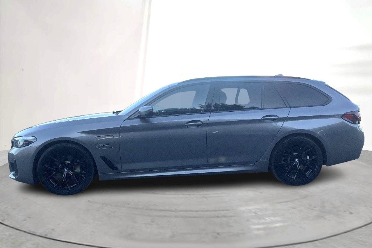 Esitlusfoto 2 aadressil 16: BMW 530e xDrive Touring, G31 12kWh LCI (292hk) - 89 800 km - Automaatne - hall - 2023