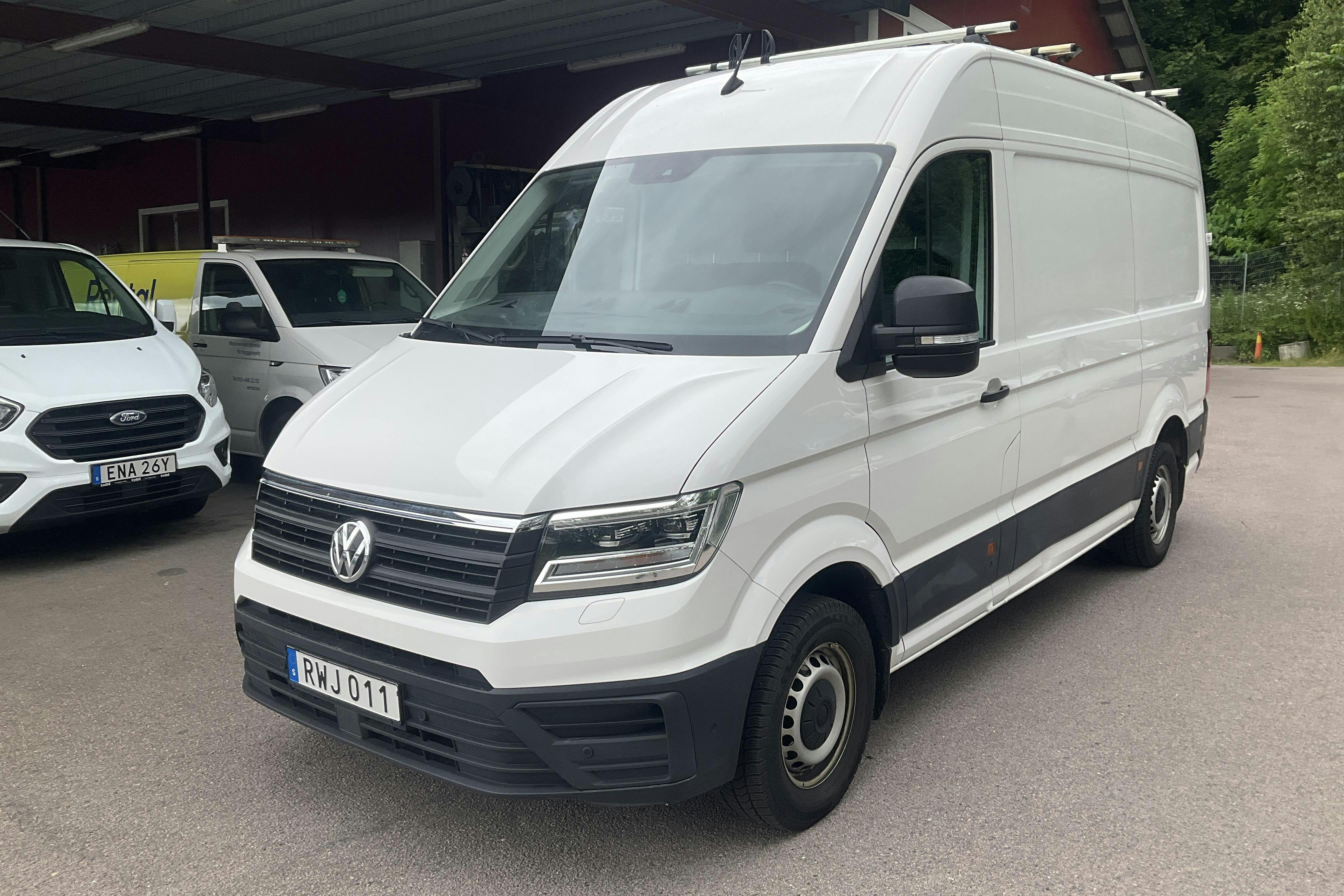 Presentationsfoto 1 av 10: VW Crafter 35 2.0 TDI Skåp (177hk) - 3 204 mil - Automat - vit - 2023