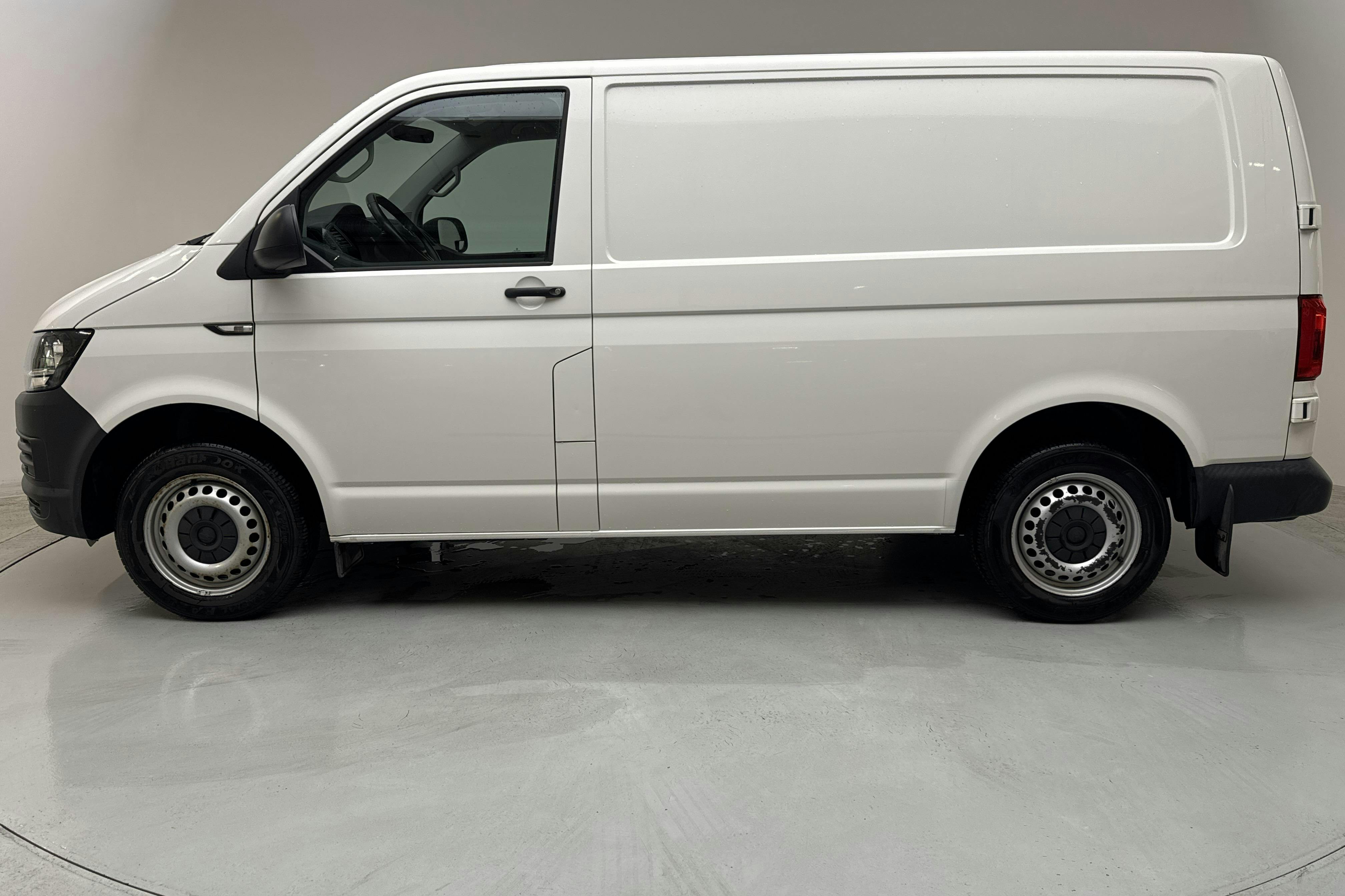 Presentationsfoto 2 av 11: VW Transporter T6 2.0 TDI BMT Skåp (102hk) - 6 298 mil - Manuell - vit - 2018