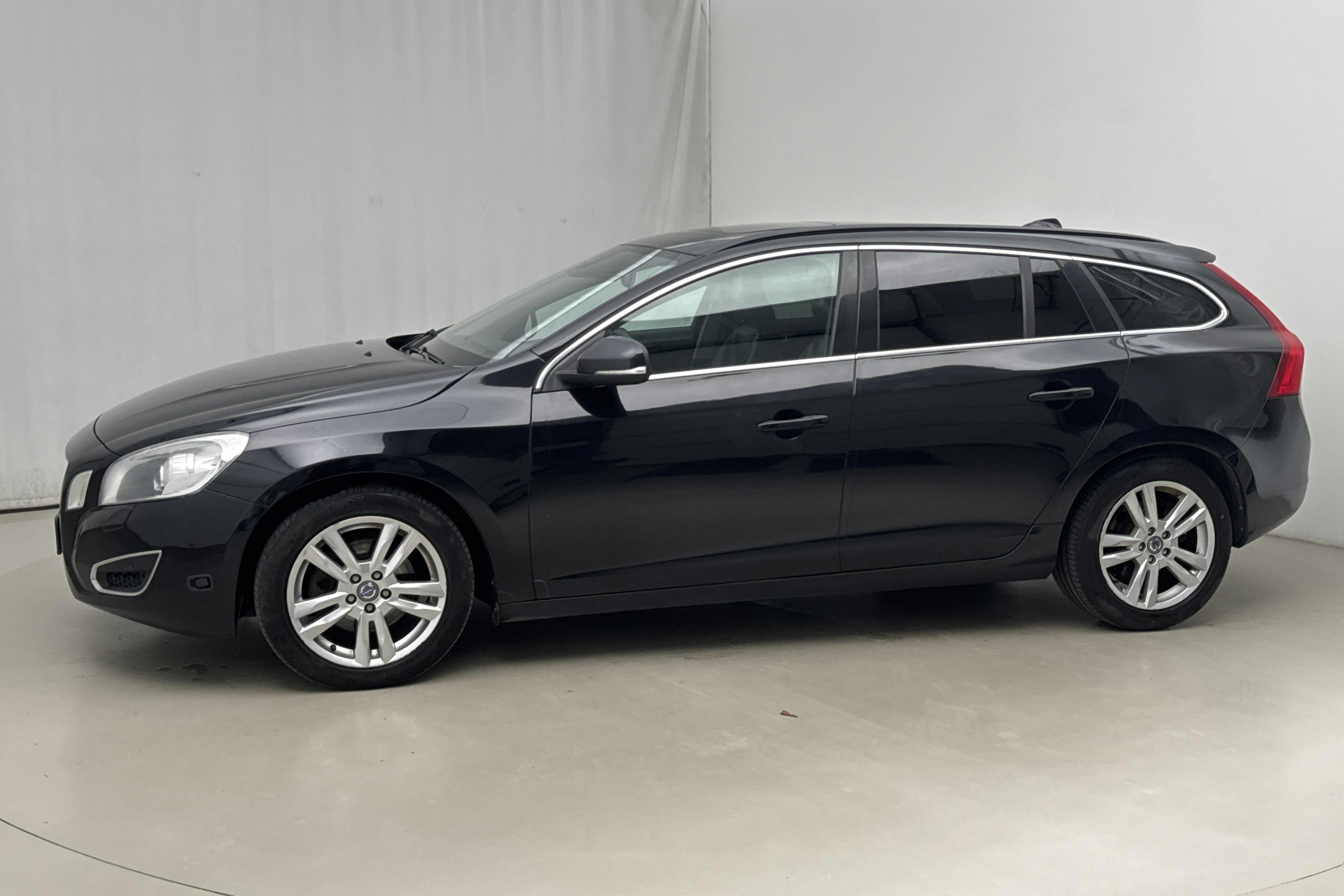 Presentationsfoto 2 av 16: Volvo V60 D4 (163hk) - 30 068 mil - Manuell - svart - 2013