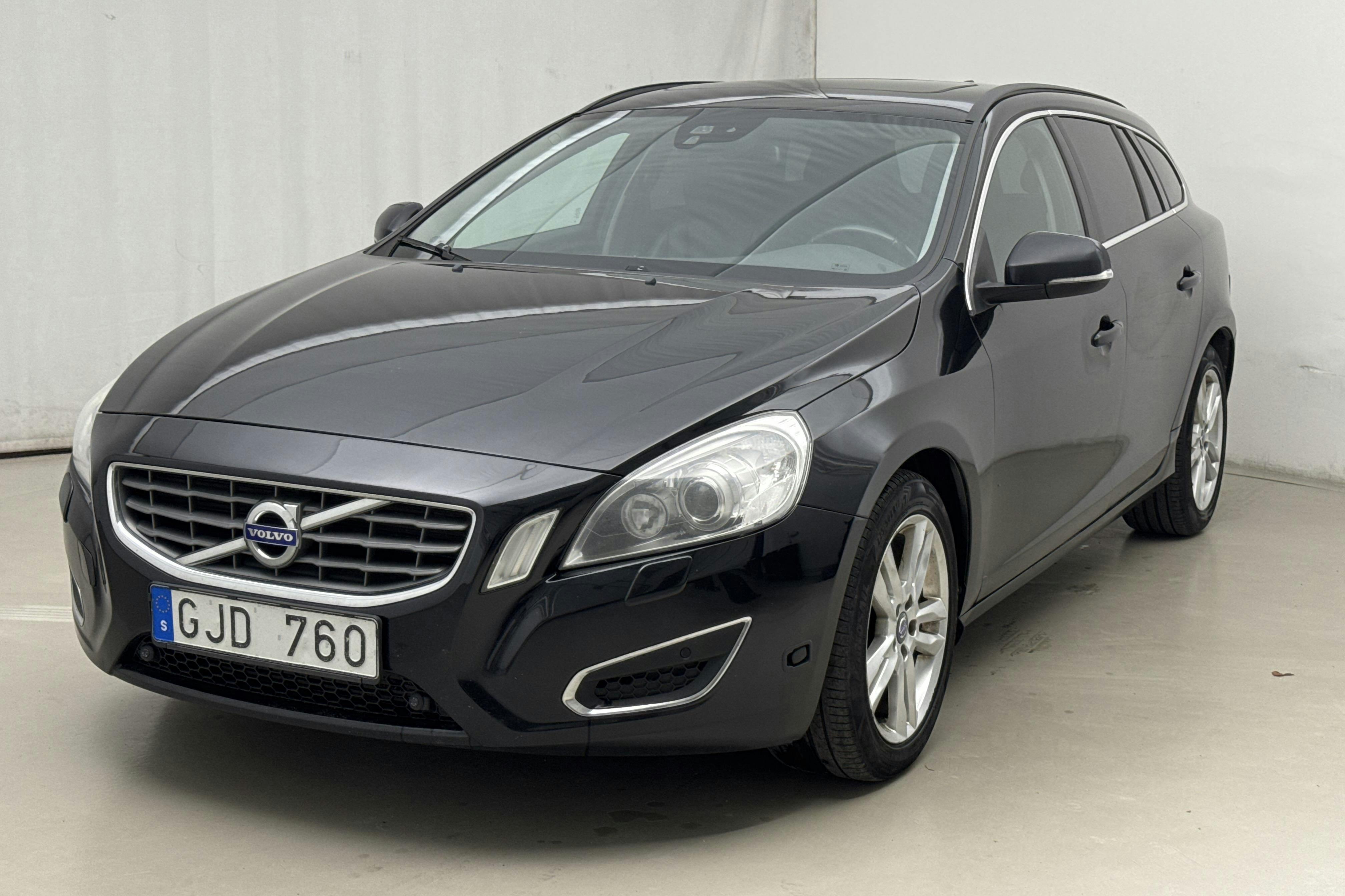 Volvo V60 D4 (163hk) - 300 680 km - Manual - black - 2013