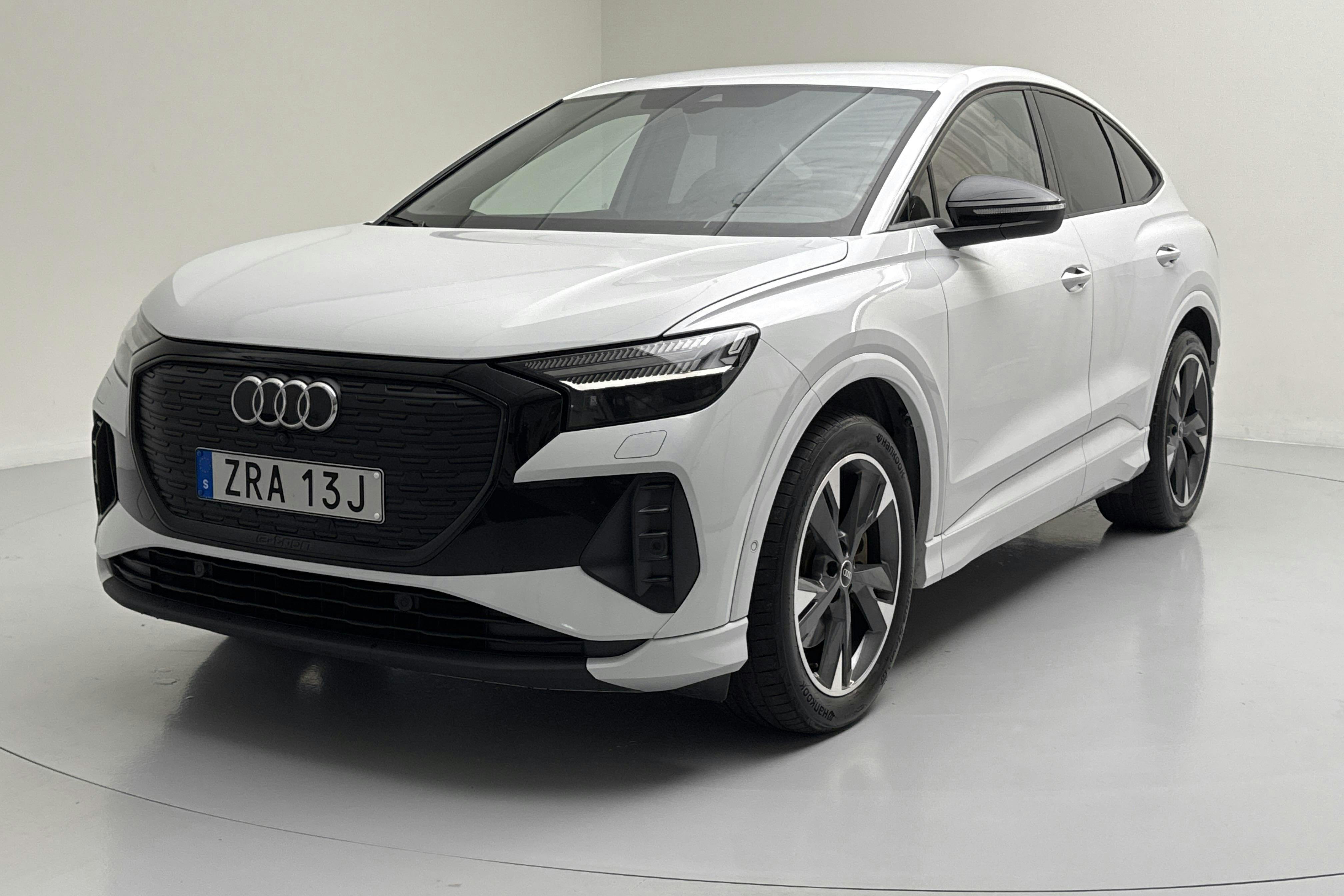 Audi Q4 40 e-tron 77 kWh (204hk) - 10 871 mil - Automat - vit - 2023