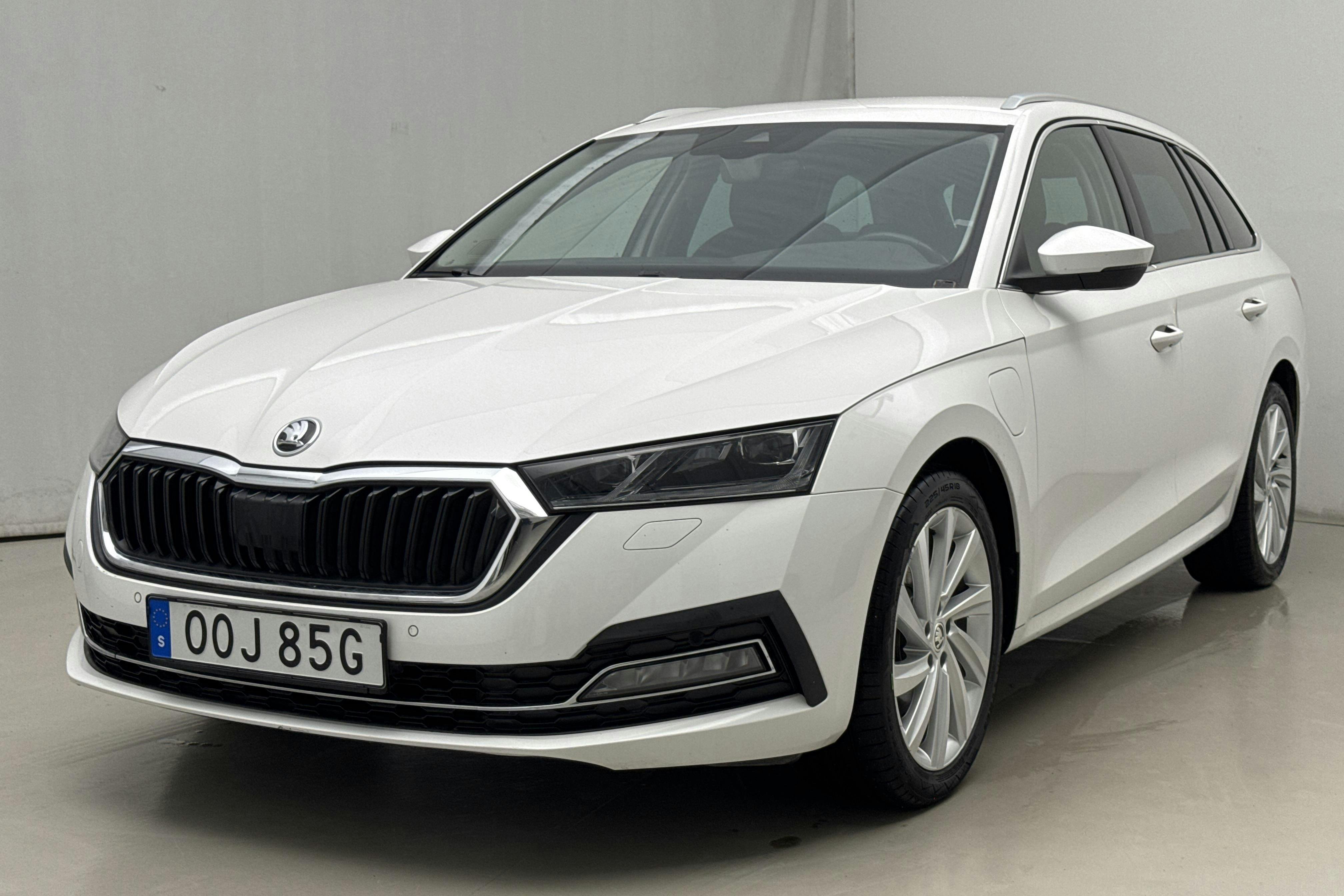 Skoda Octavia 1.4 iV PHEV Combi (204hk) - 6 448 mil - Automat - vit - 2021