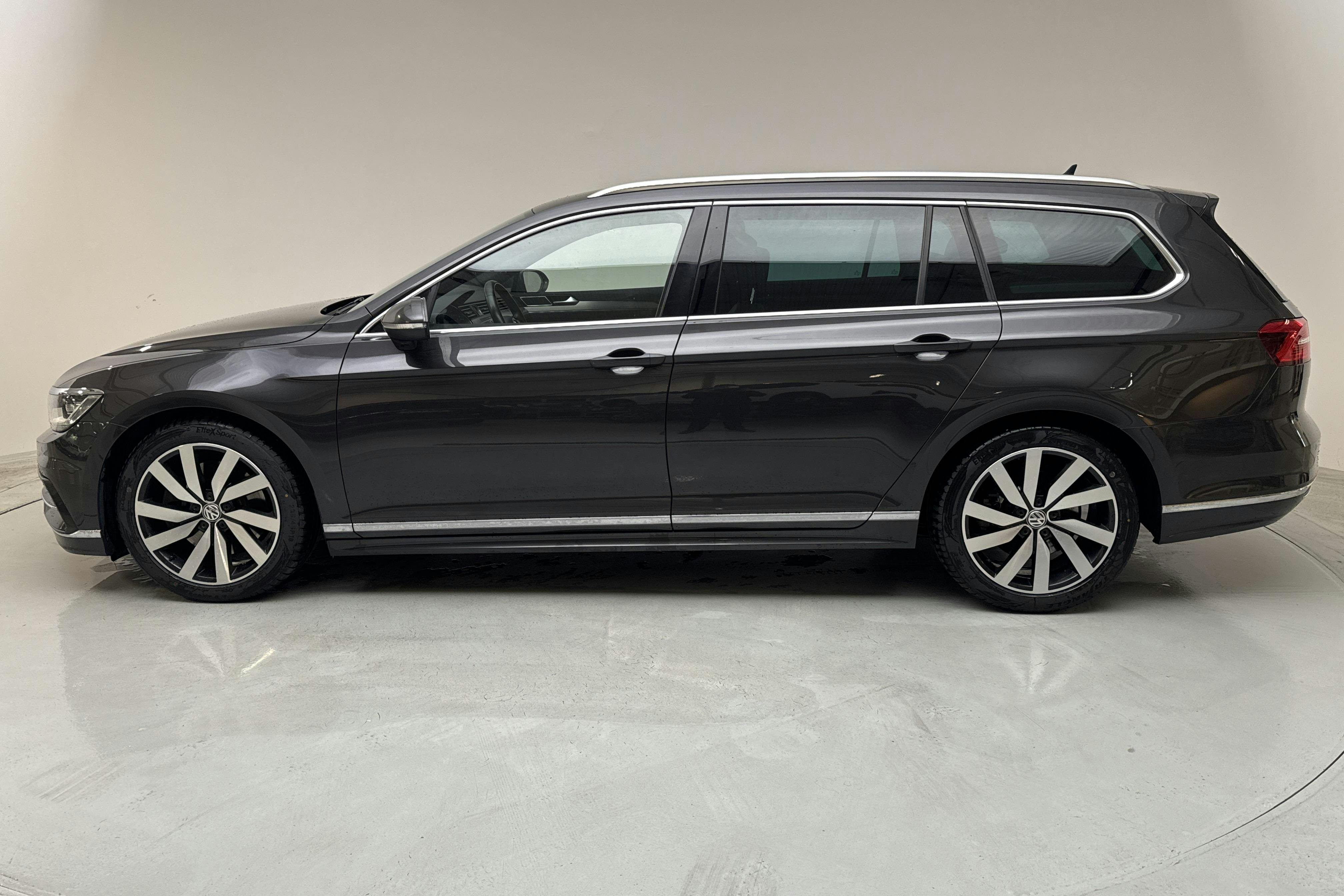 Presentation photo 2 of 13: VW Passat 2.0 TDI BiTurbo Sportscombi 4MOTION (240hk) - 137 830 km - Automatic - Dark Grey - 2019