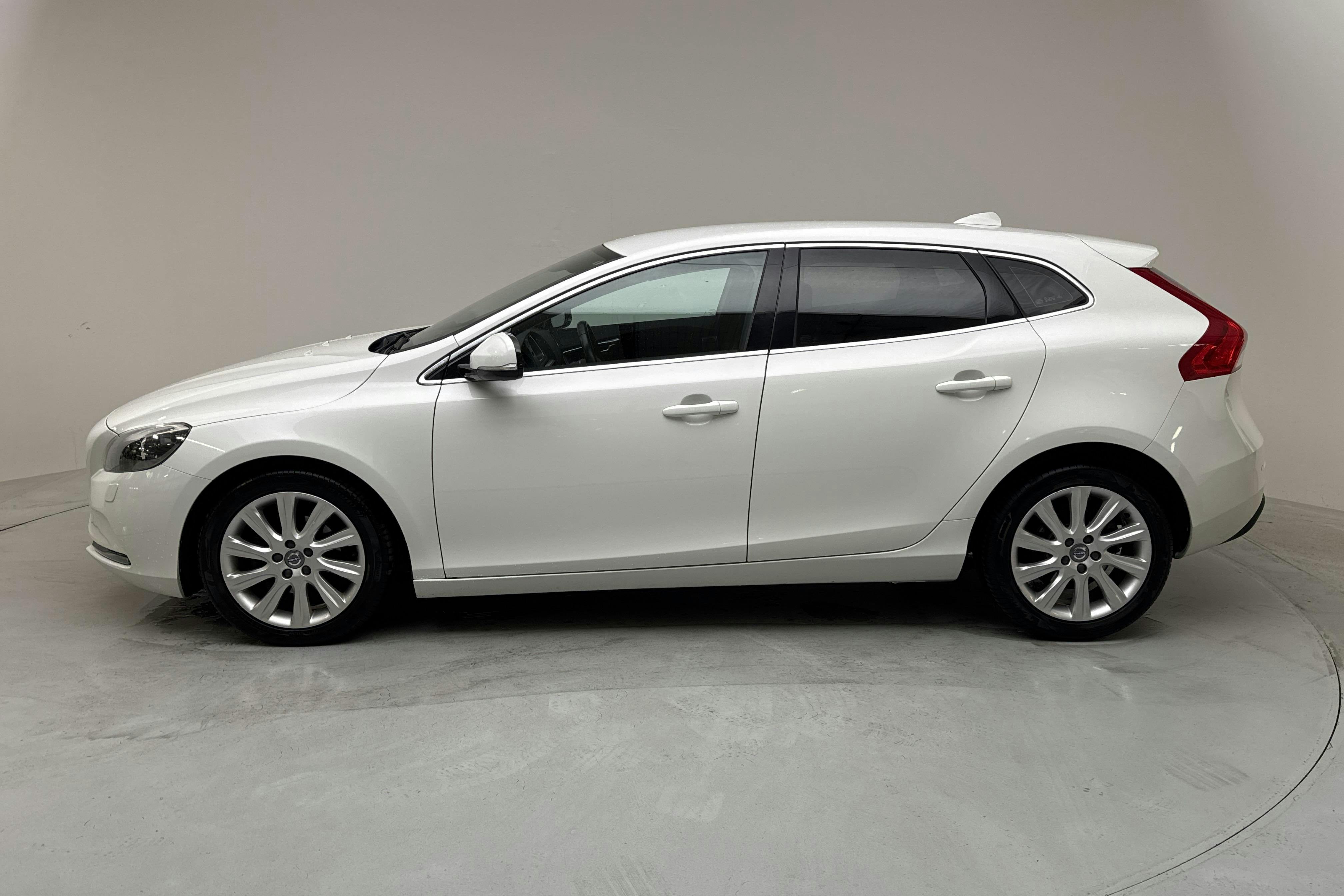Esitlusfoto 2 aadressil 14: Volvo V40 D2 (115hk) - 159 830 km - Käsitsi - valge - 2015