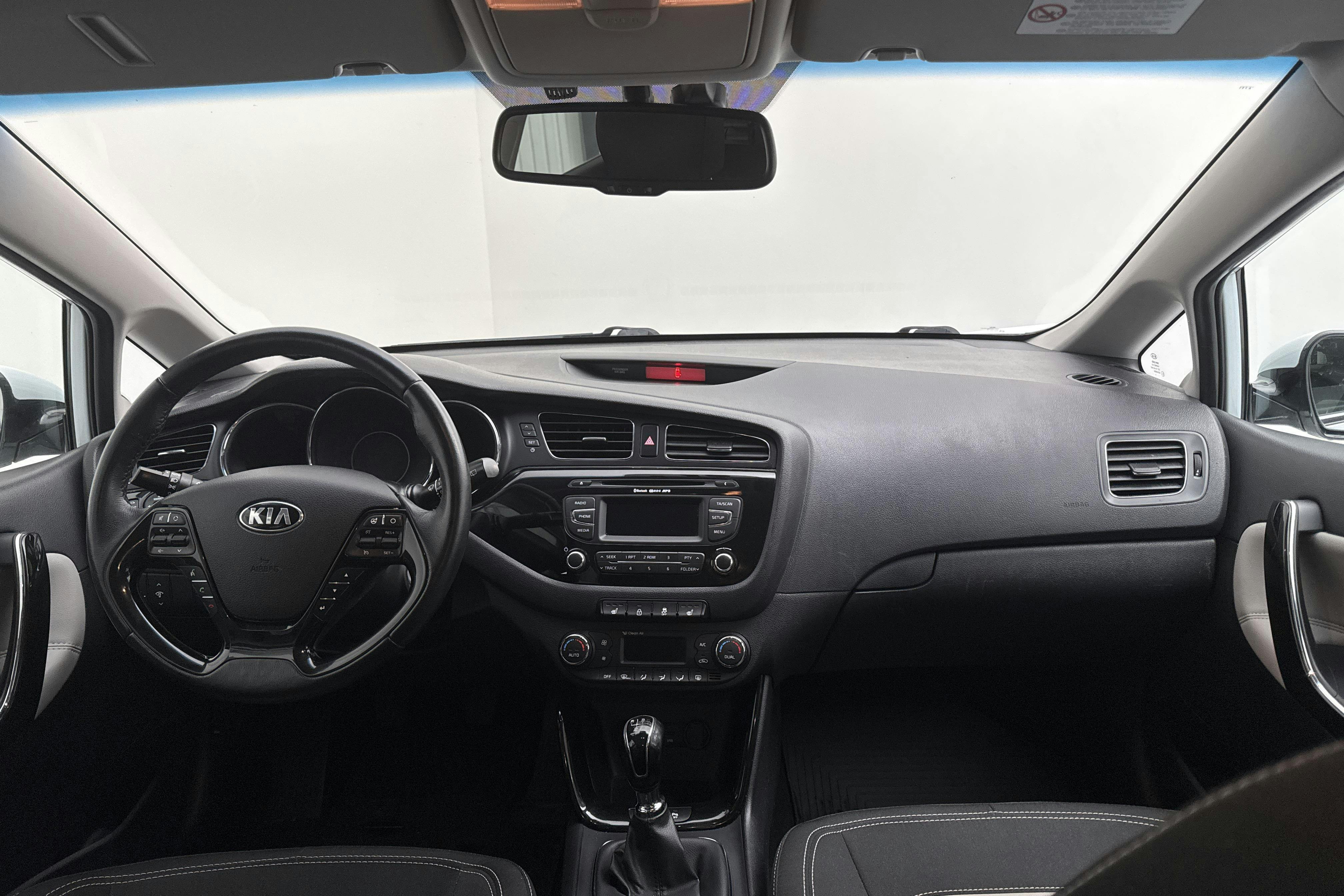 KIA Cee'd 1.6 CRDi SW (128hk) - 226 340 km - Manual - white - 2013
