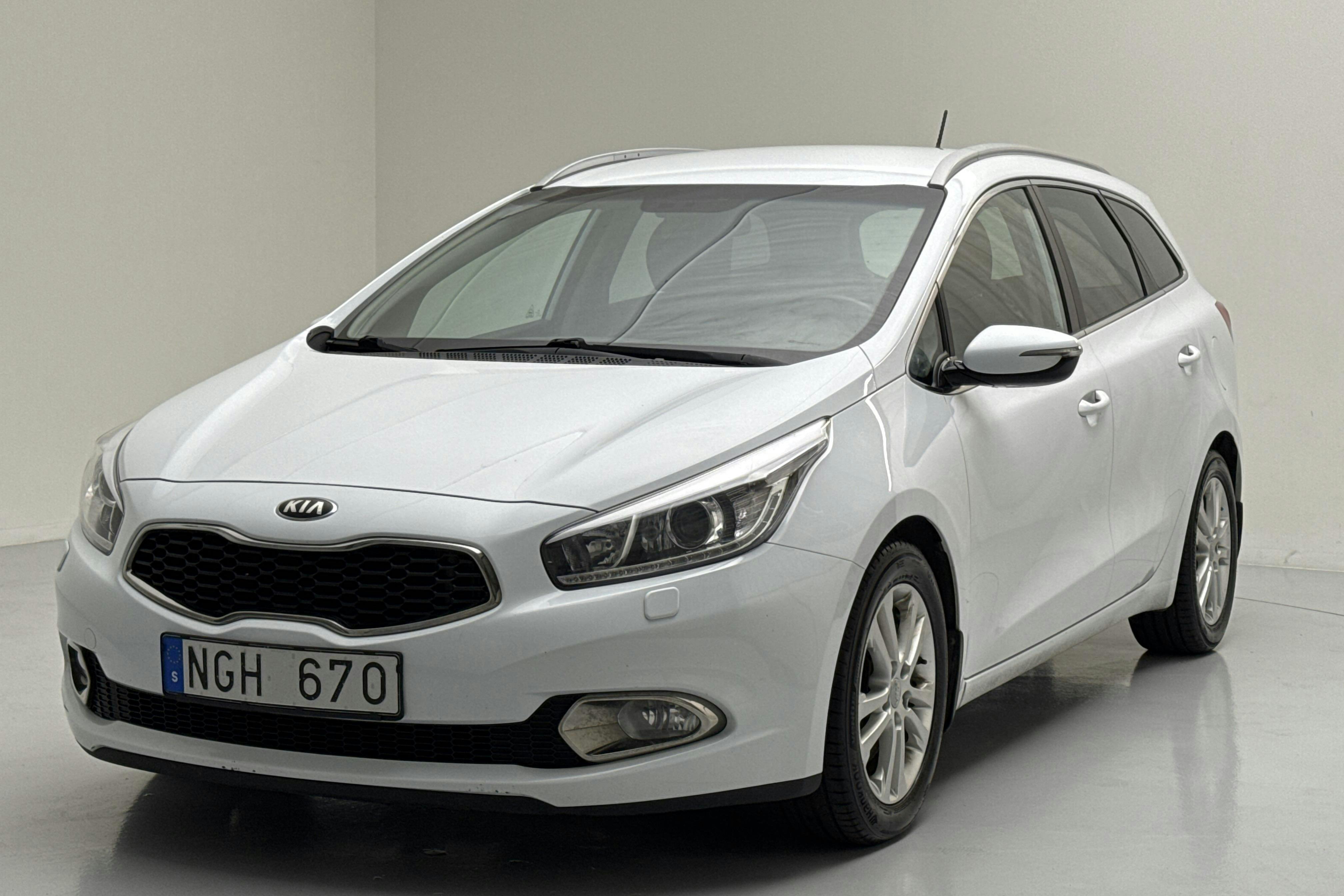 Presentation photo 1 of 11: KIA Cee'd 1.6 CRDi SW (128hk) - 226 340 km - Manual - white - 2013