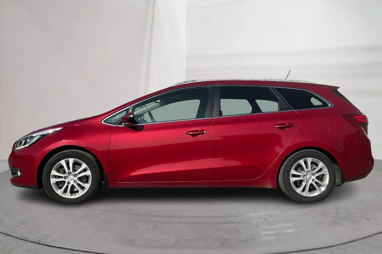 Presentationsfoto 2 av 15: KIA Cee'd 1.6 SW (135hk) - 13 976 mil - Manuell - röd - 2015
