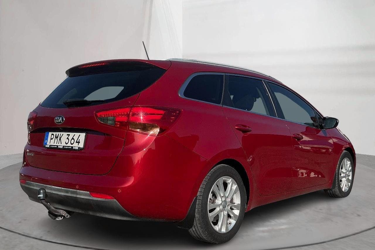 KIA Cee'd 1.6 SW (135hk) - 13 976 mil - Manuell - röd - 2015