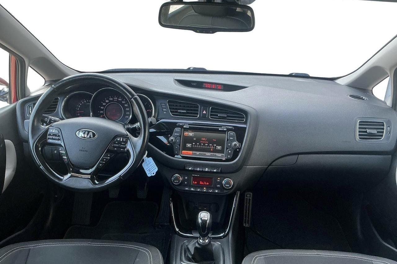 KIA Cee'd 1.6 SW (135hk) - 13 976 mil - Manuell - röd - 2015