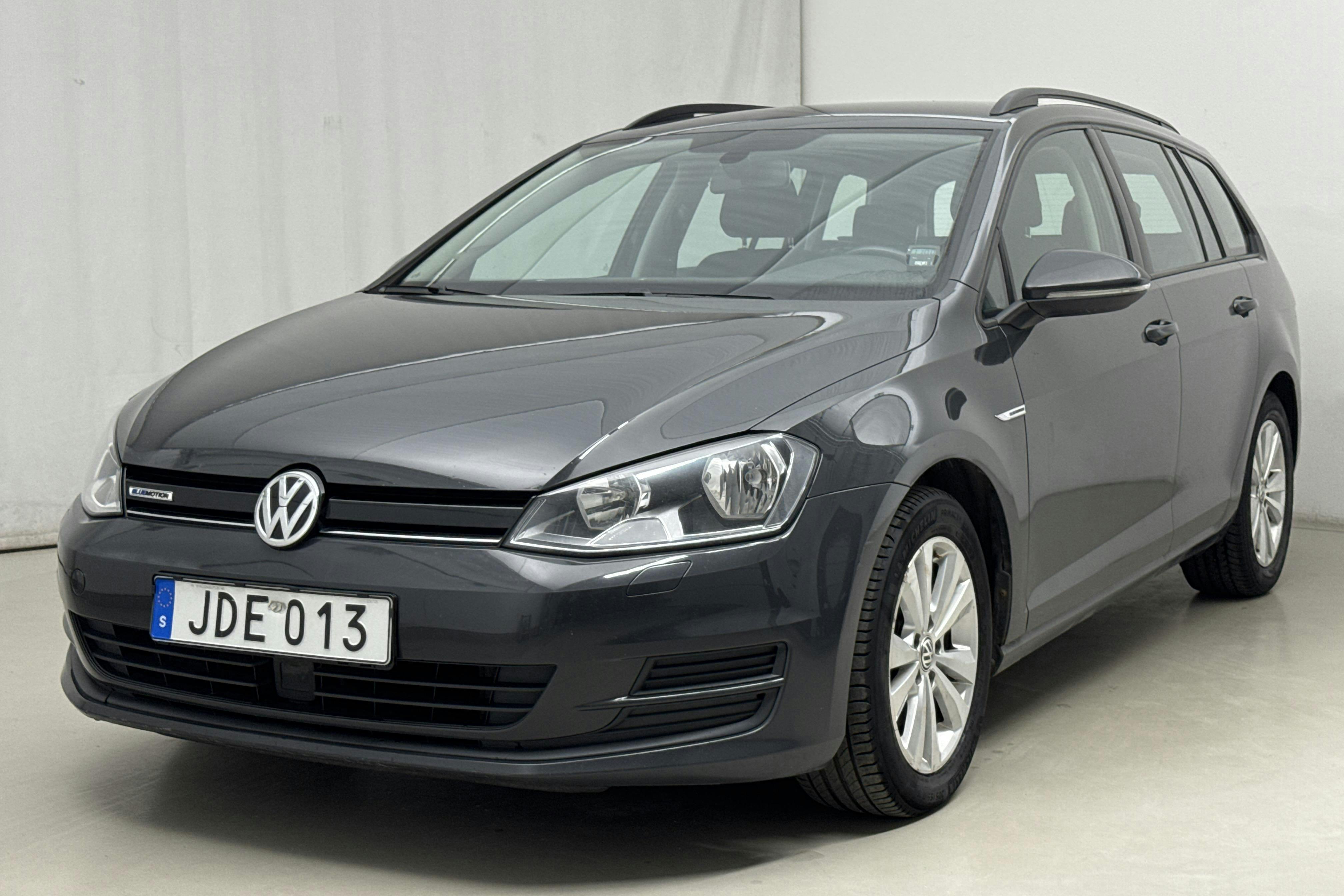 Presentationsfoto 1 av 15: VW Golf VII 1.4 TGI BlueMotion Sportscombi (110hk) - 15 894 mil - Automat - Dark Grey - 2016