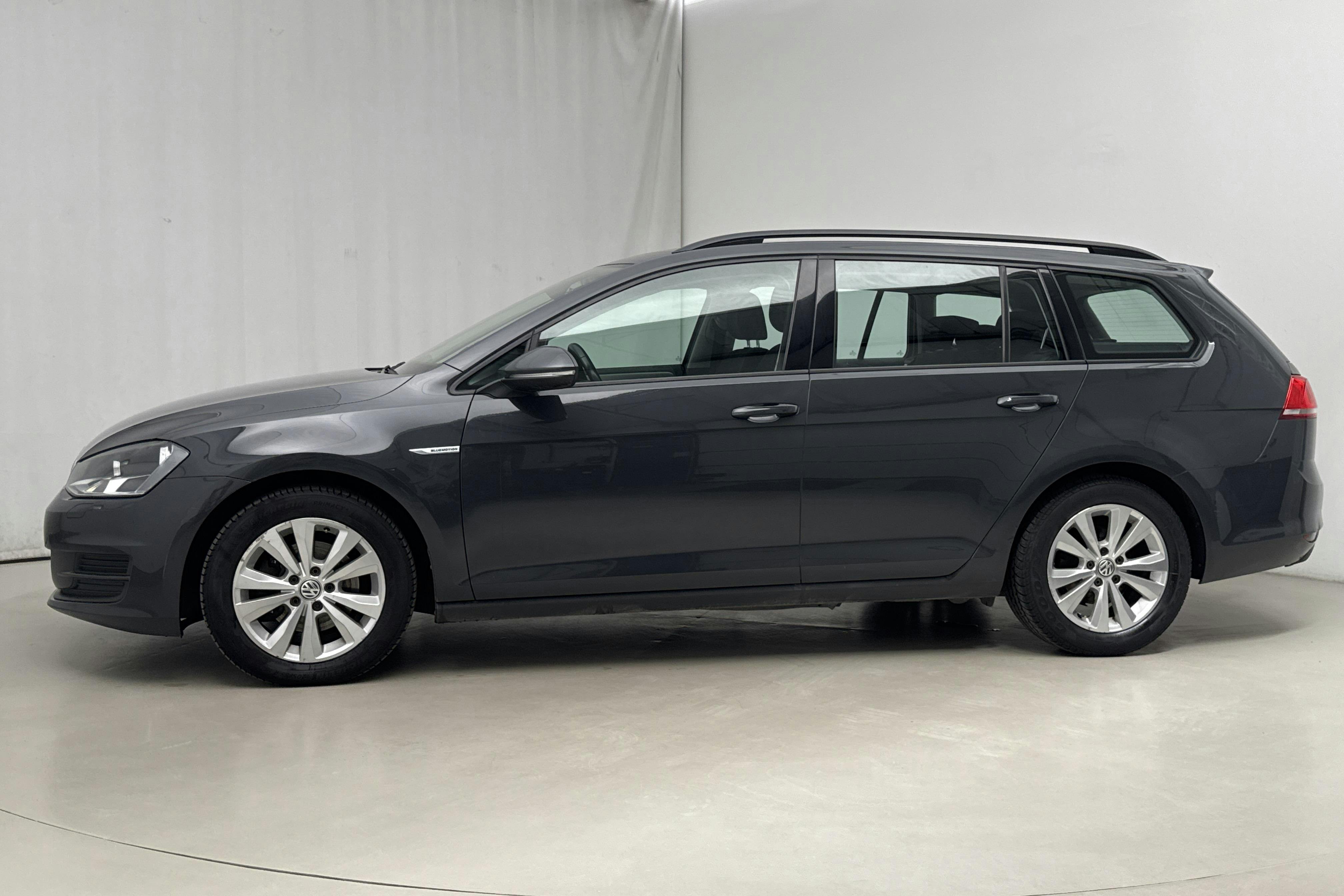 Presentationsfoto 2 av 15: VW Golf VII 1.4 TGI BlueMotion Sportscombi (110hk) - 15 894 mil - Automat - Dark Grey - 2016