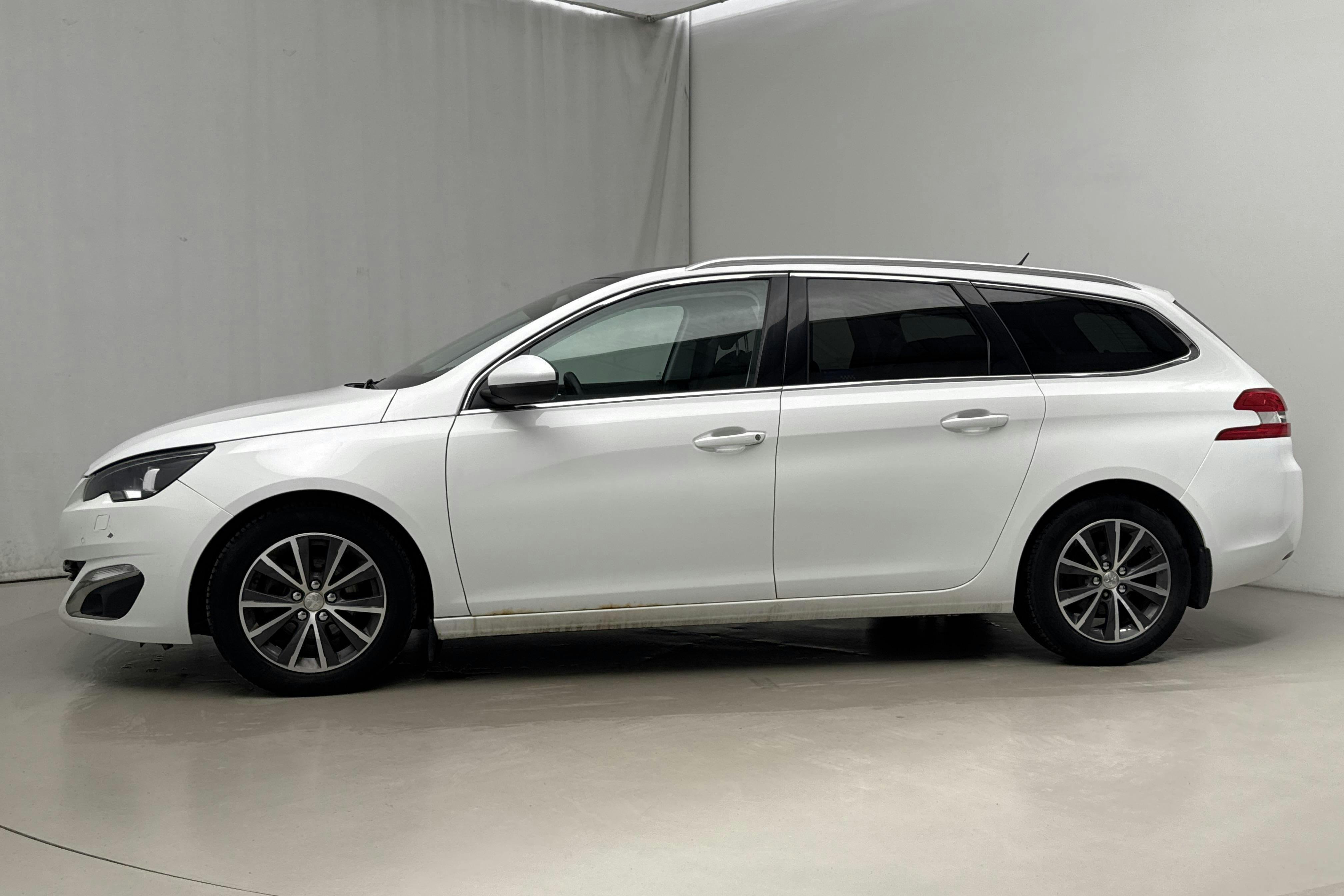 Presentation photo 2 of 17: Peugeot 308 SW BlueHDi (120hk) - 175 960 km - Automatic - white - 2017