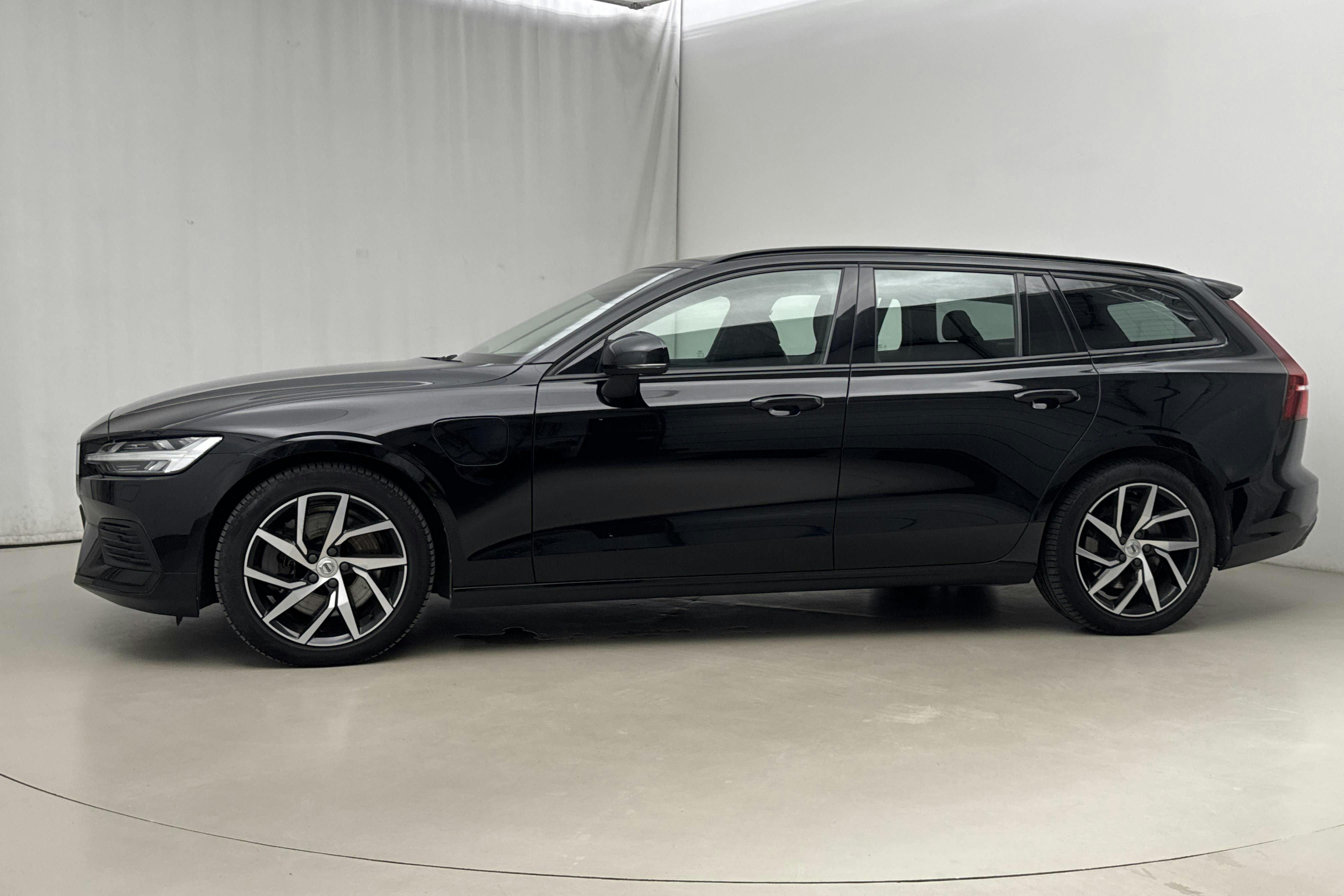 Presentationsfoto 2 av 19: Volvo V60 T6 AWD Twin Engine (340hk) - 5 579 mil - Automat - svart - 2020