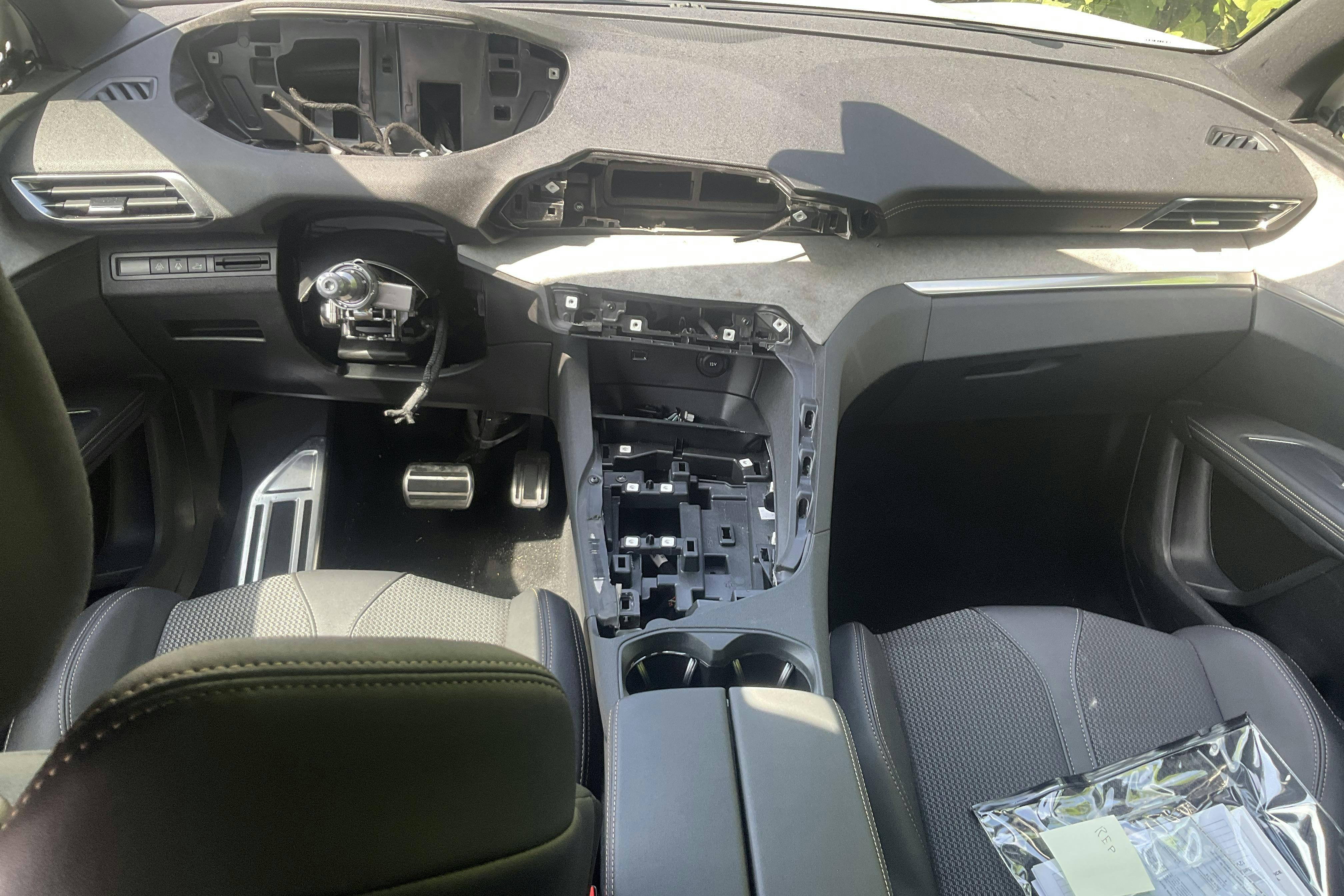 Peugeot 5008 1.2 PureTech (130hk) - 0 mil - Automat - vit - 2024