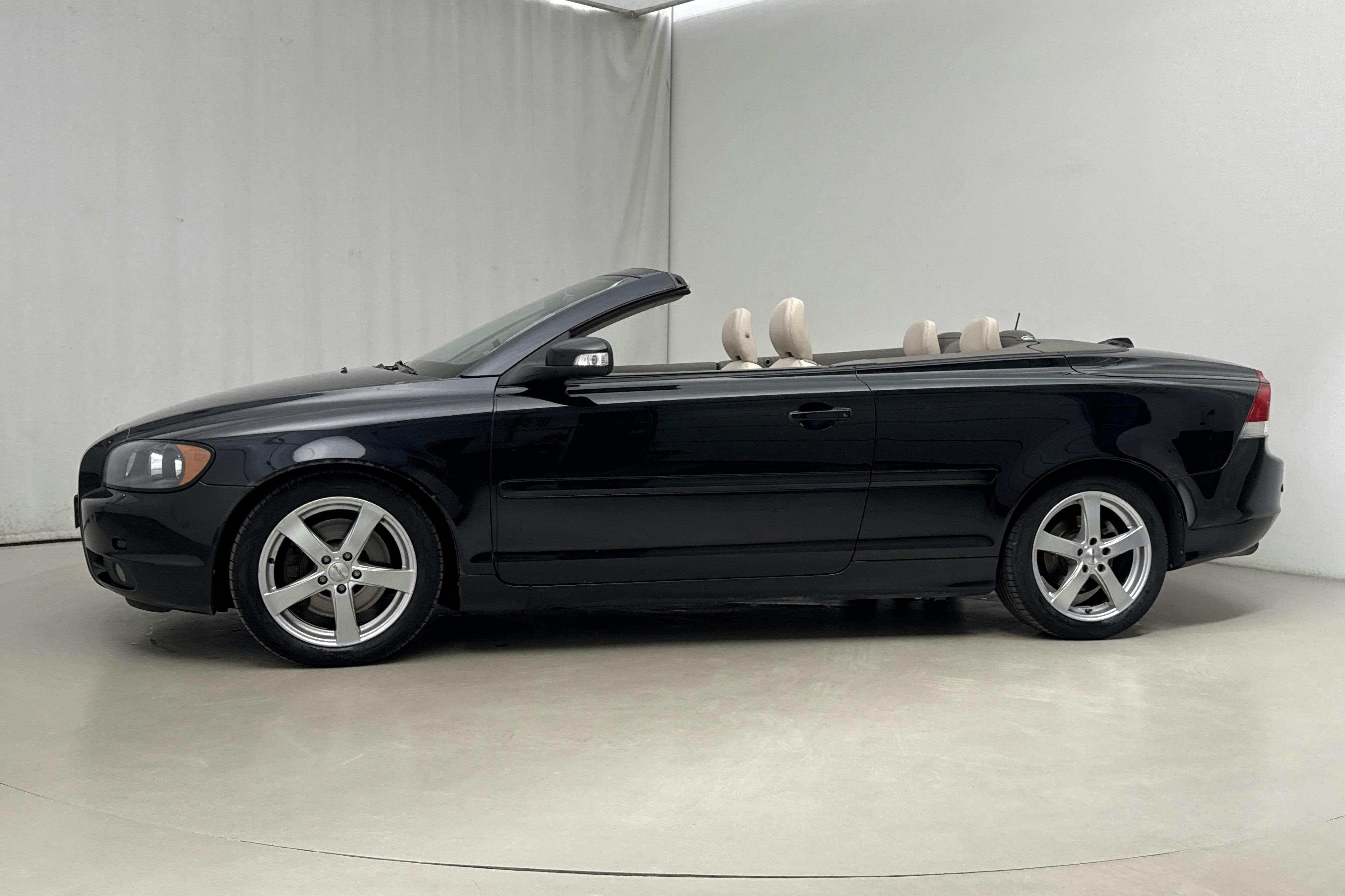 Esitlusfoto 2 aadressil 23: Volvo C70 D5 Cabriolet (180hk) - 179 170 km - Automaatne - must - 2008