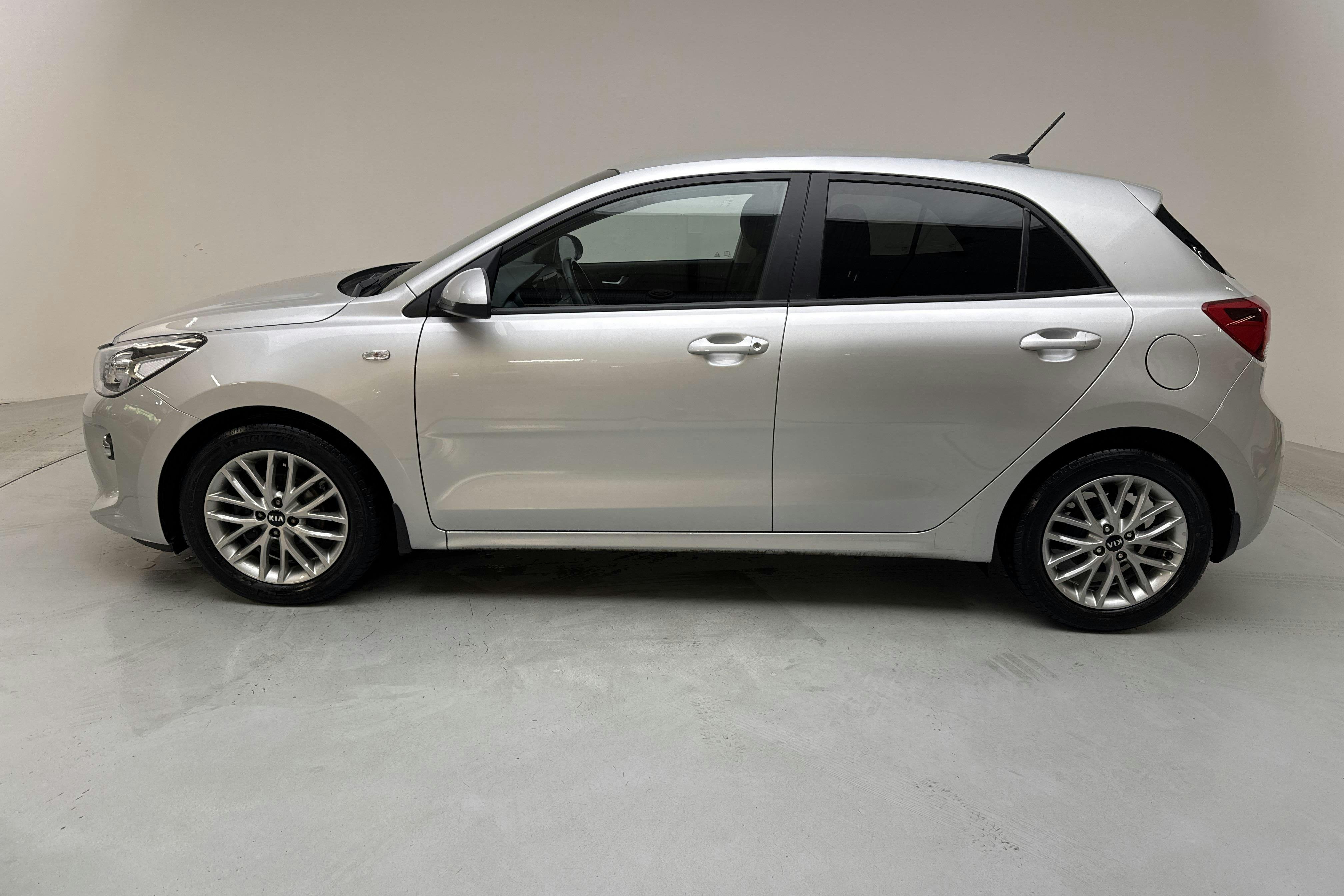 Esitlusfoto 2 aadressil 12: KIA Rio 1.2 (84hk) - 82 880 km - Käsitsi - hall - 2019