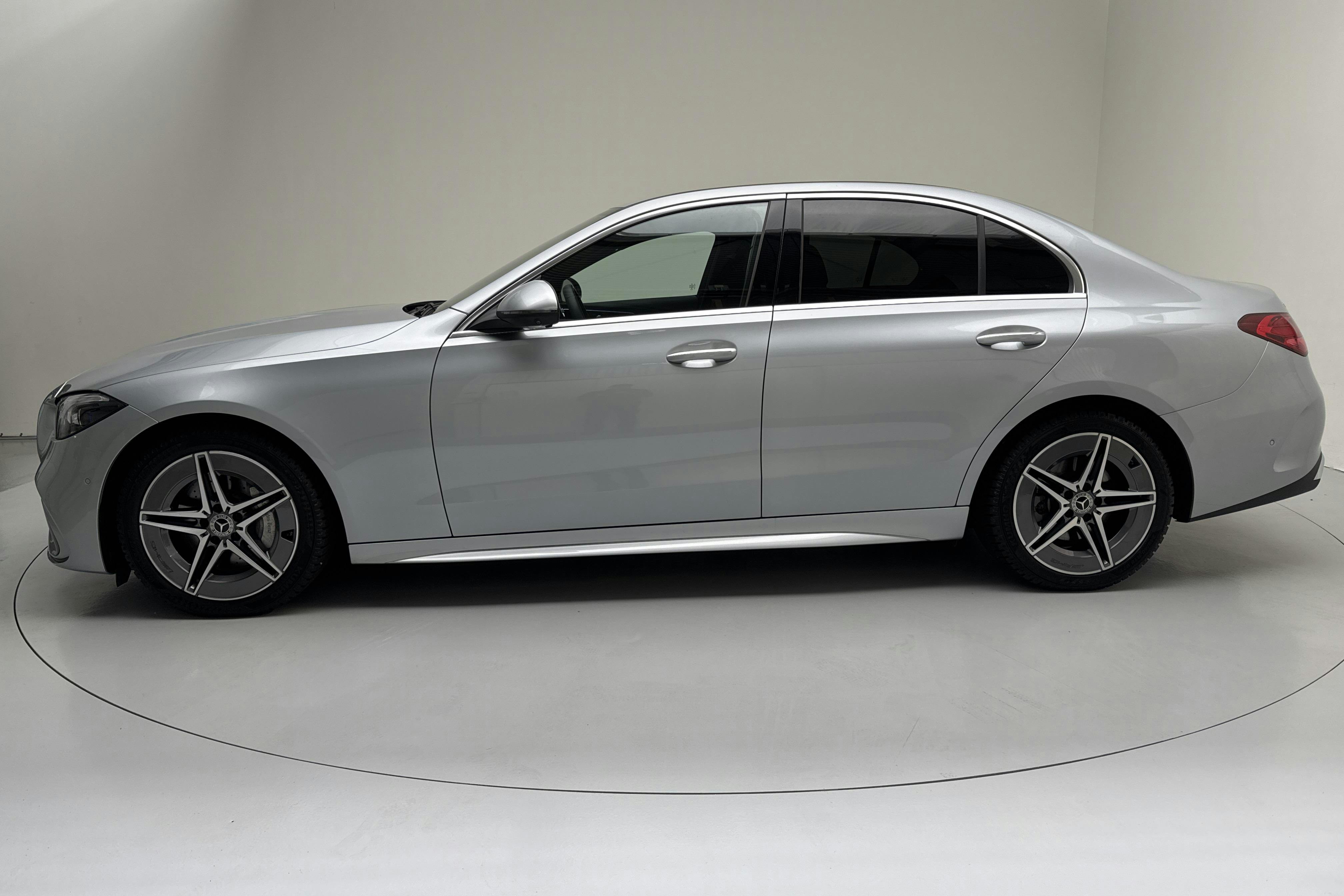 Esitlusfoto 2 aadressil 14: Mercedes C 220 d Sedan W206 (200hk) - 11 310 km - Automaatne - hõbe - 2023