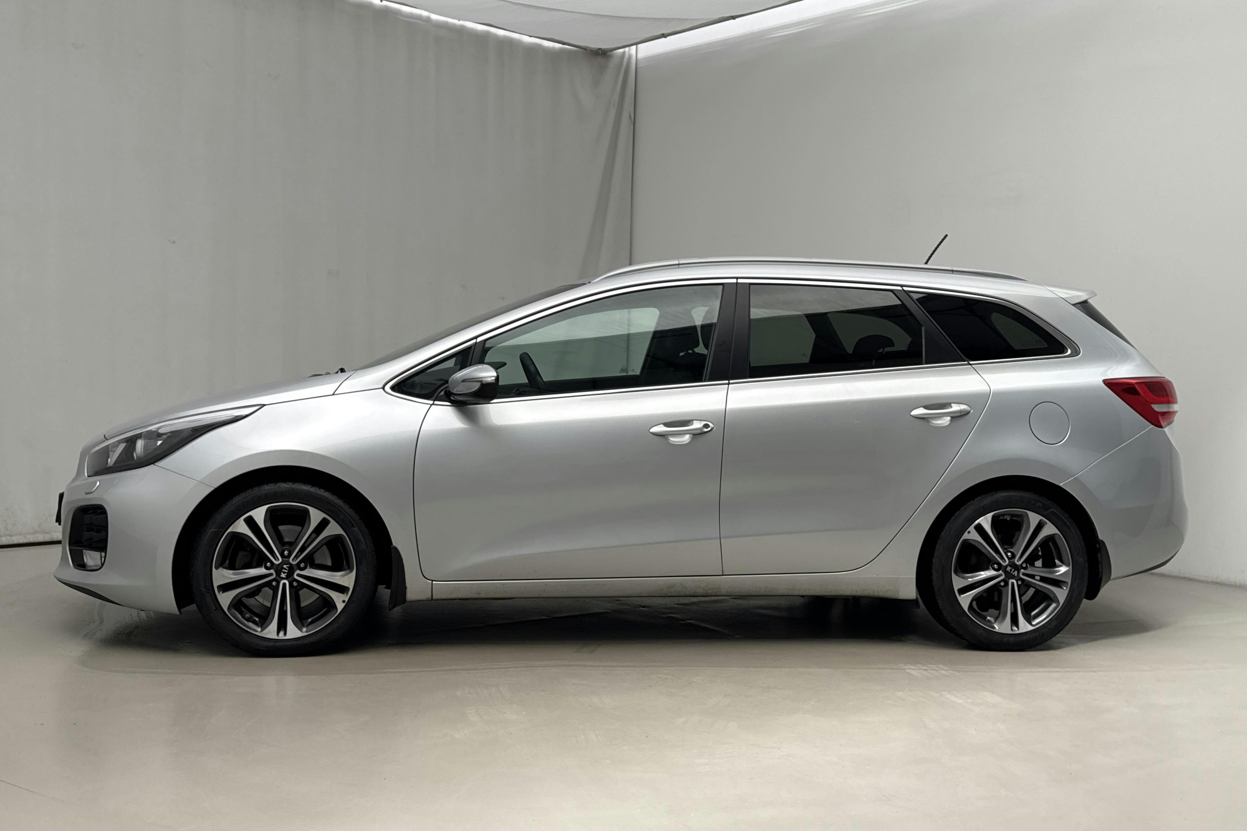 Presentationsfoto 2 av 14: KIA Cee'd 1.6 CRDi SW (136hk) - 13 785 mil - Manuell - grå - 2016