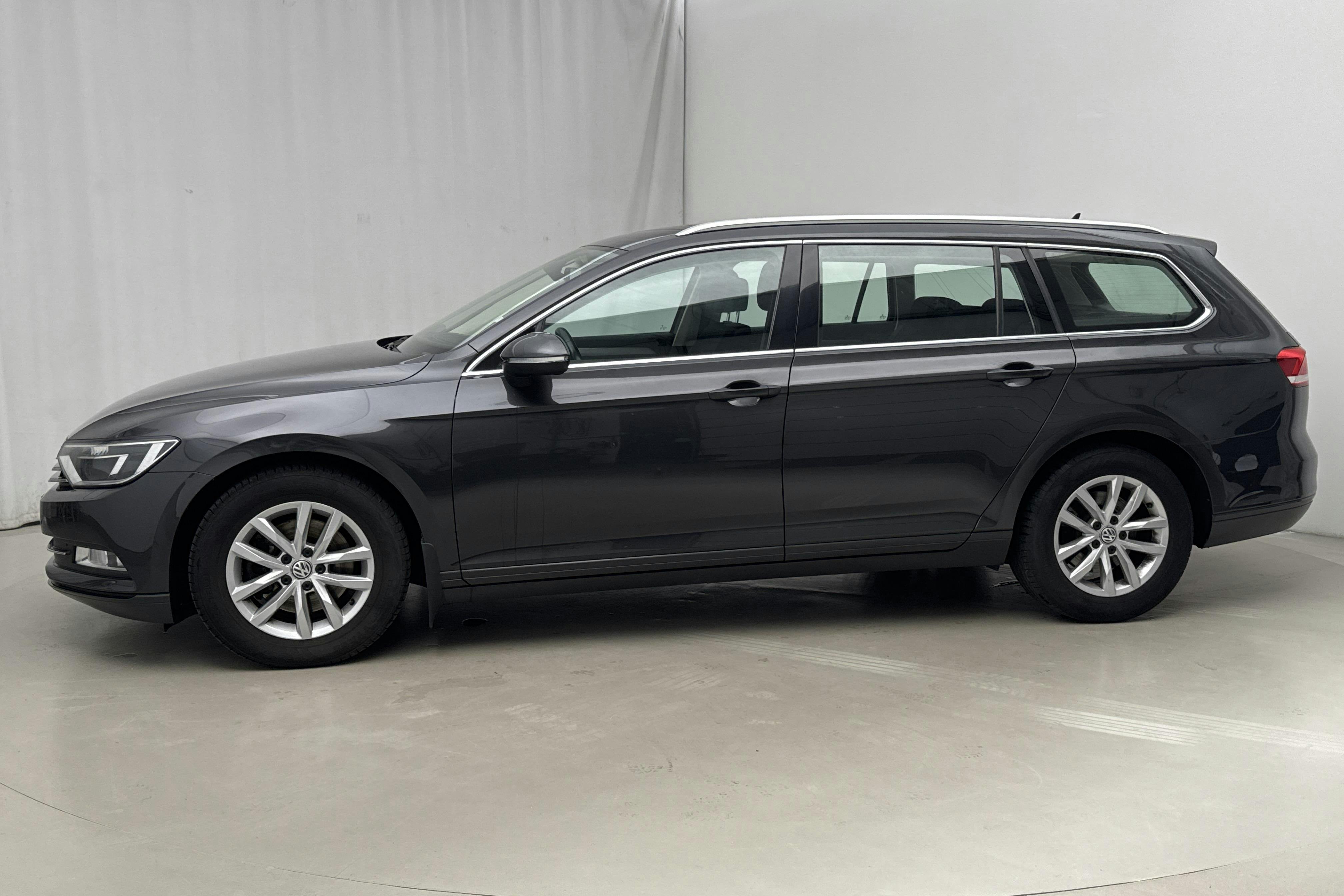 Presentationsfoto 2 av 17: VW Passat 1.5 TSI Sportscombi (150hk) - 17 108 mil - Automat - Dark Grey - 2019
