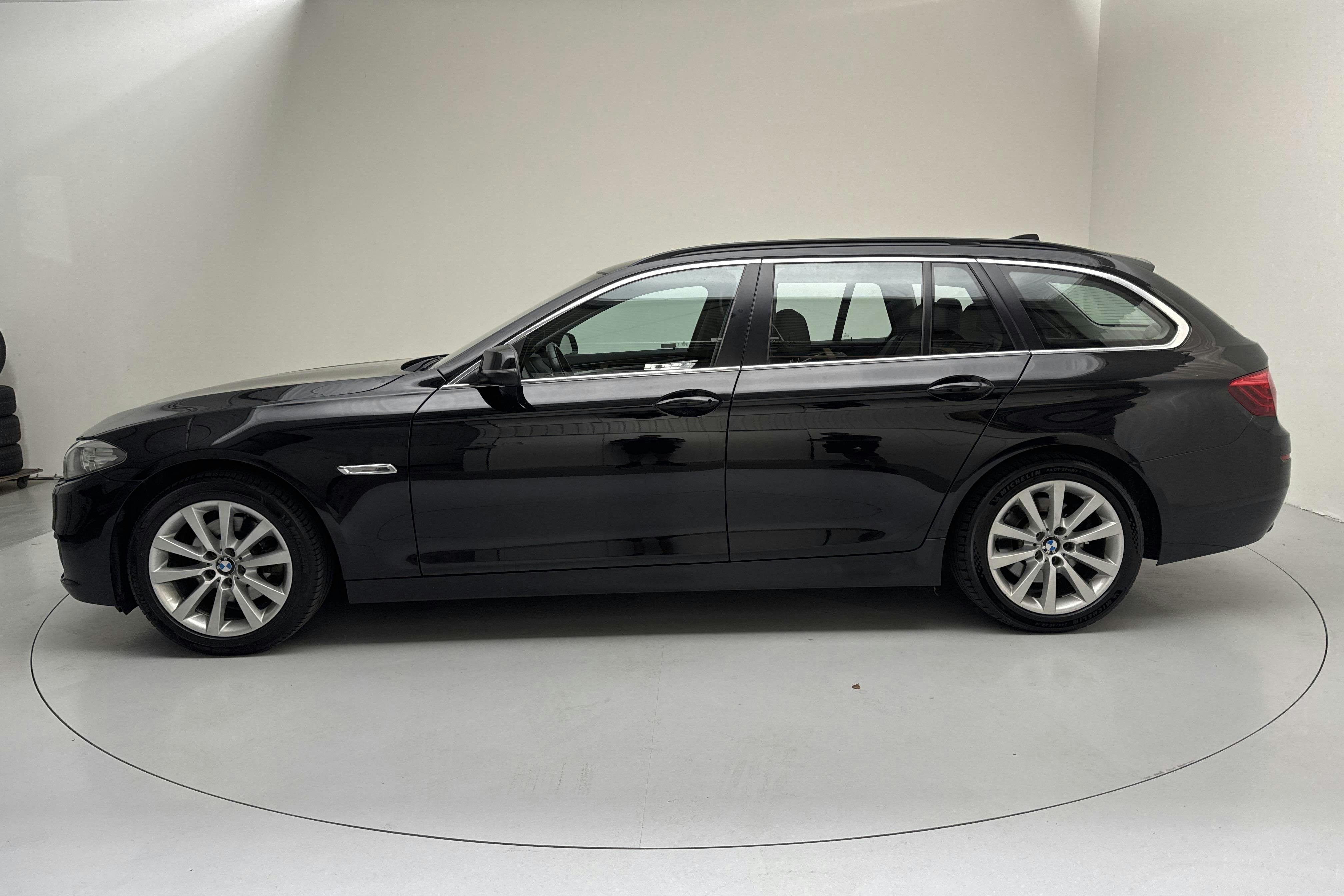 Presentation photo 2 of 13: BMW 520d xDrive Touring, F11 (190hk) - 132 230 km - Automatic - black - 2017