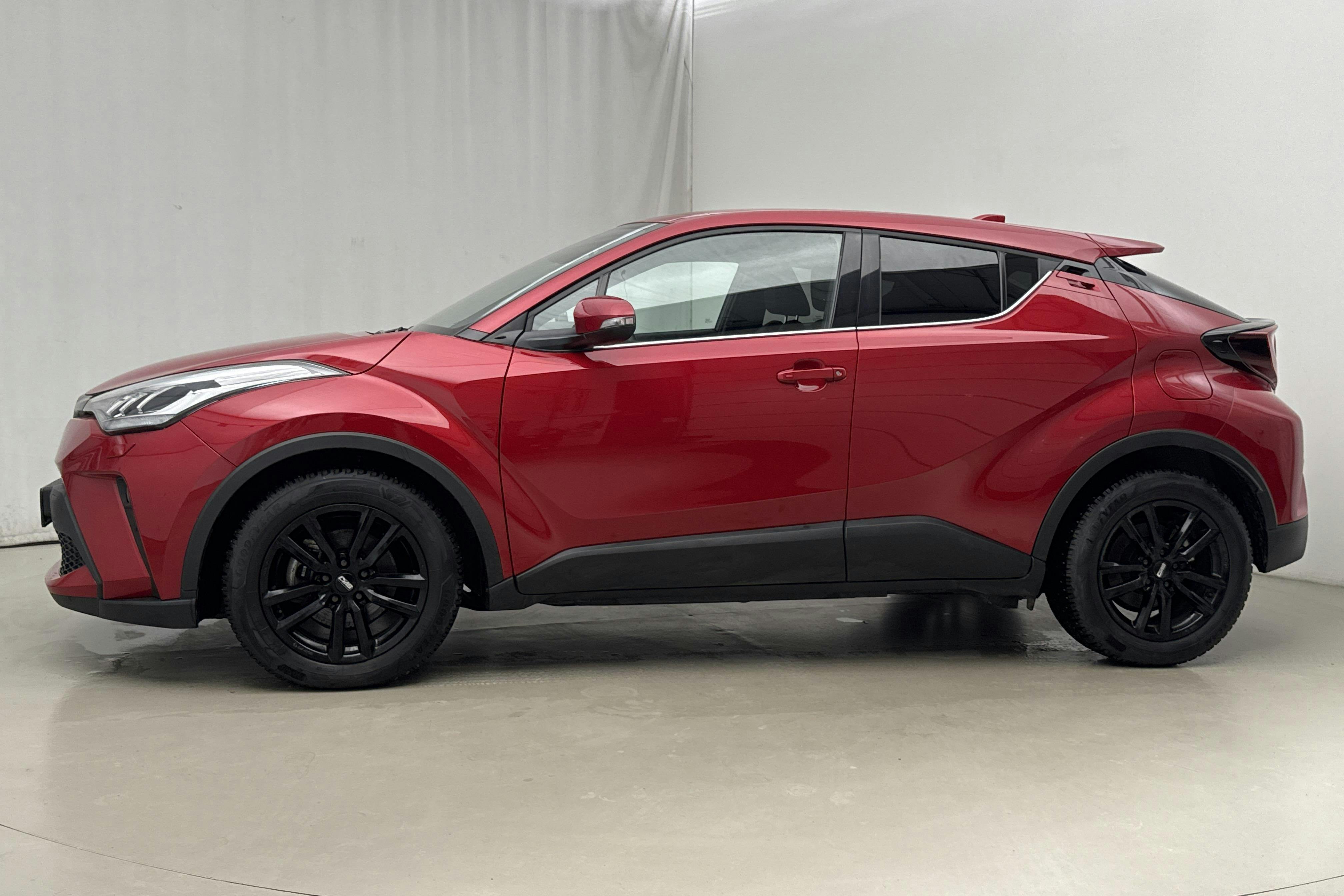 Presentationsfoto 2 av 15: Toyota C-HR 1.8 HSD (122hk) - 3 152 mil - Automat - röd - 2022