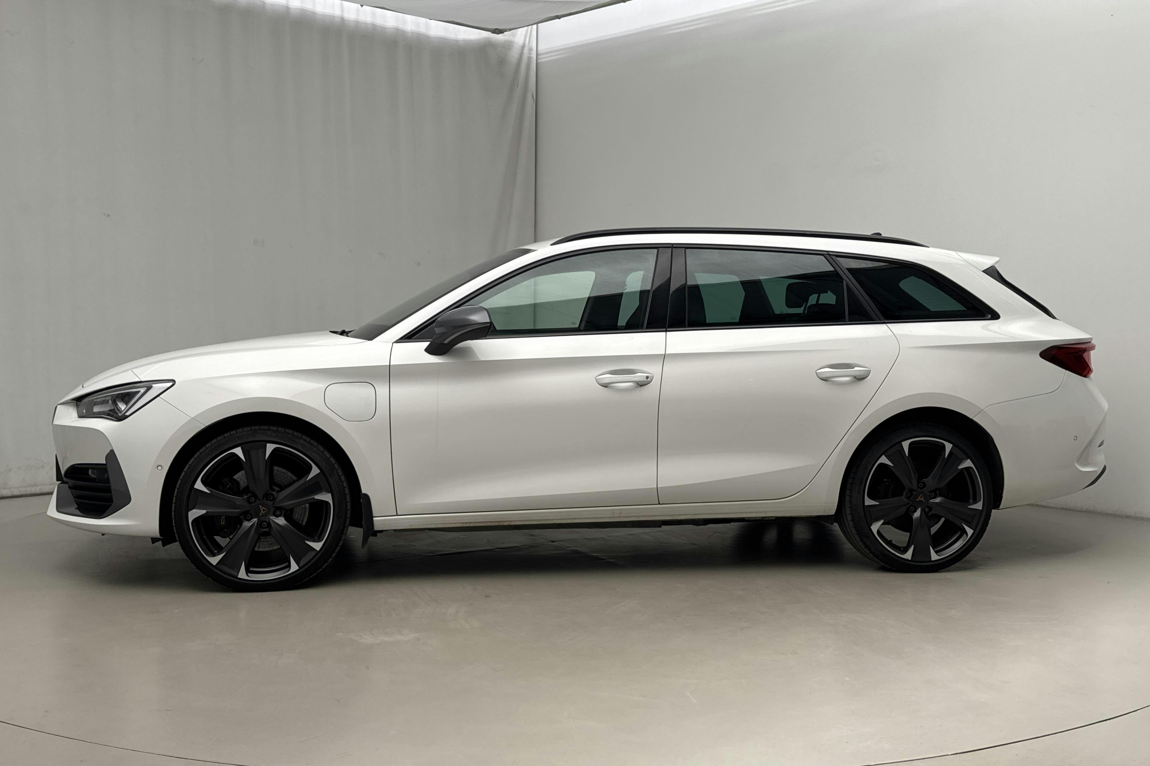 Esitlusfoto 2 aadressil 19: Cupra Leon VZ 1.4 e-HYBRID Sportstourer (245hk) - 86 990 km - Automaatne - valge - 2021