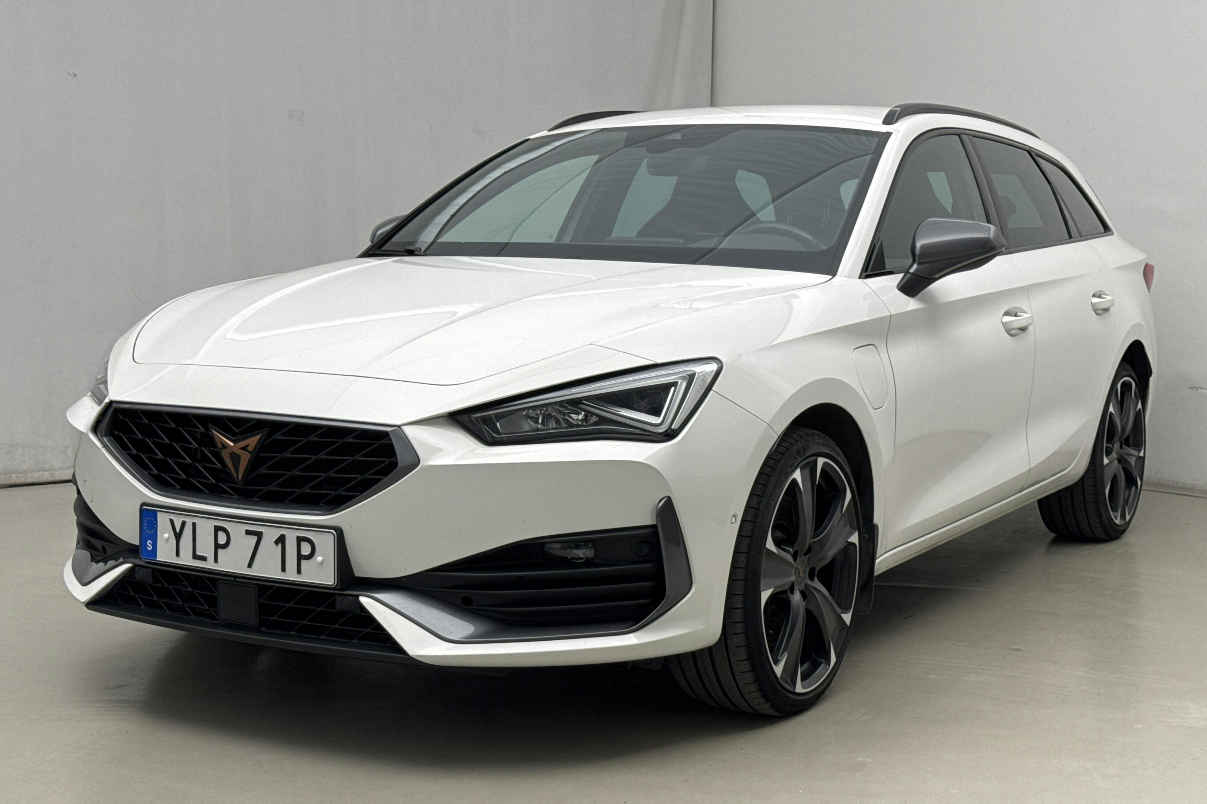 Esitlusfoto 1 aadressil 19: Cupra Leon VZ 1.4 e-HYBRID Sportstourer (245hk) - 86 990 km - Automaatne - valge - 2021