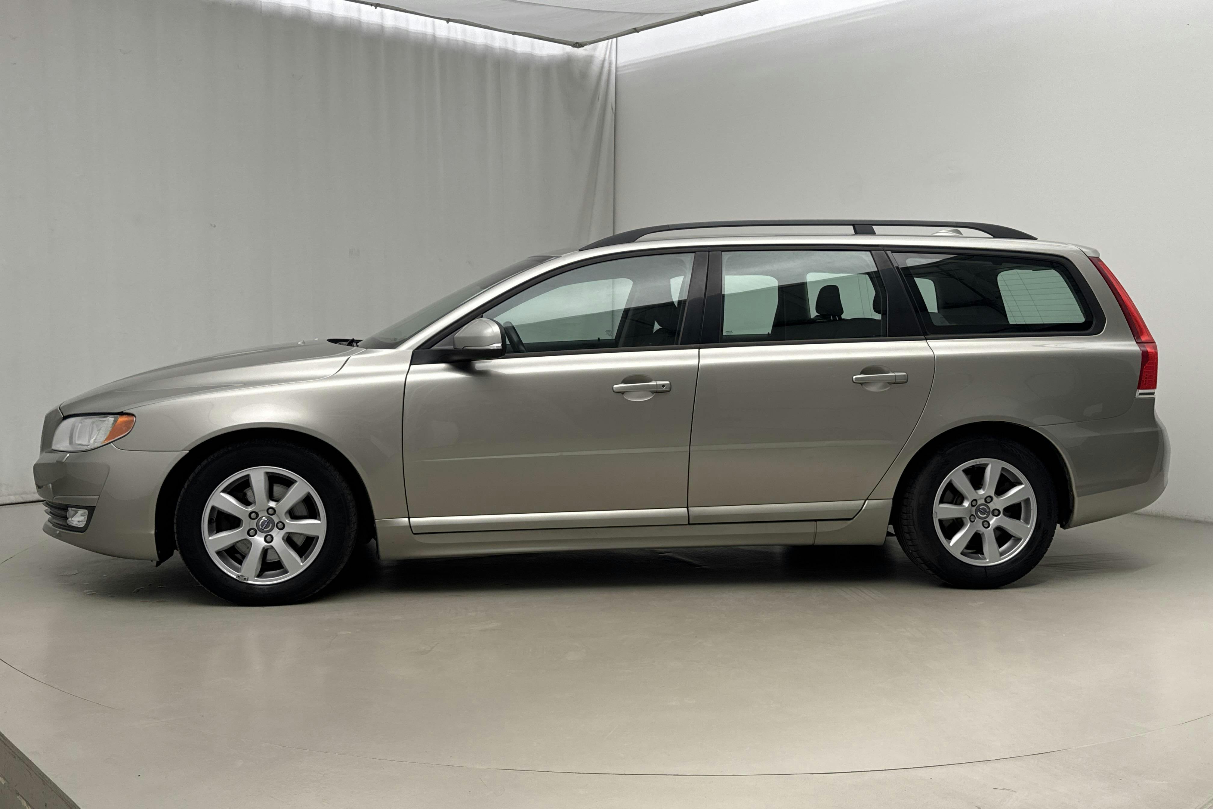 Presentation photo 2 of 13: Volvo V70 II D2 (115hk) - 209 350 km - Manual - Light Brown - 2014