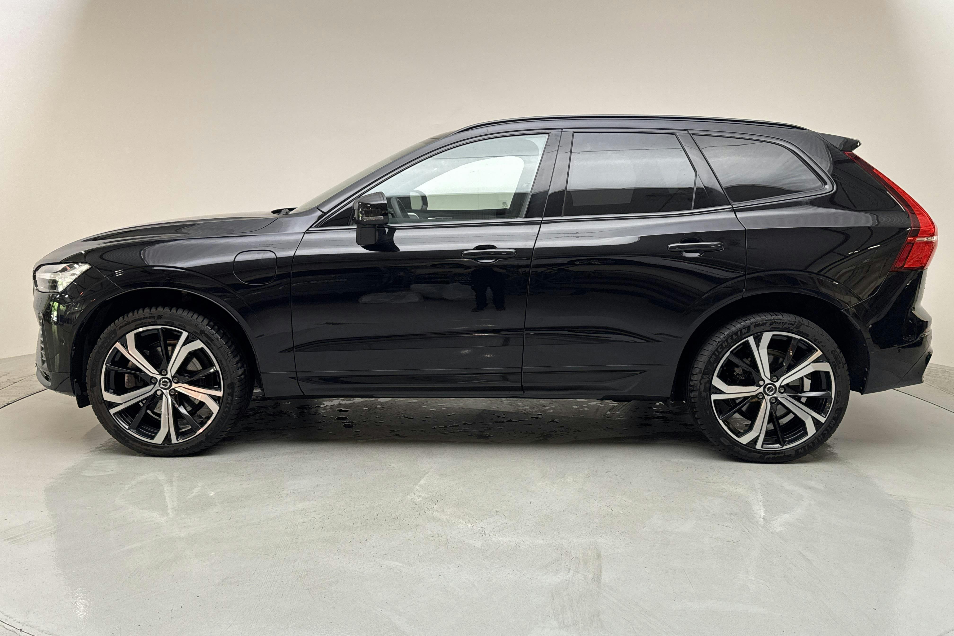 Presentationsfoto 2 av 18: Volvo XC60 T8 AWD Recharge (455hk) - 7 708 mil - Automat - svart - 2022