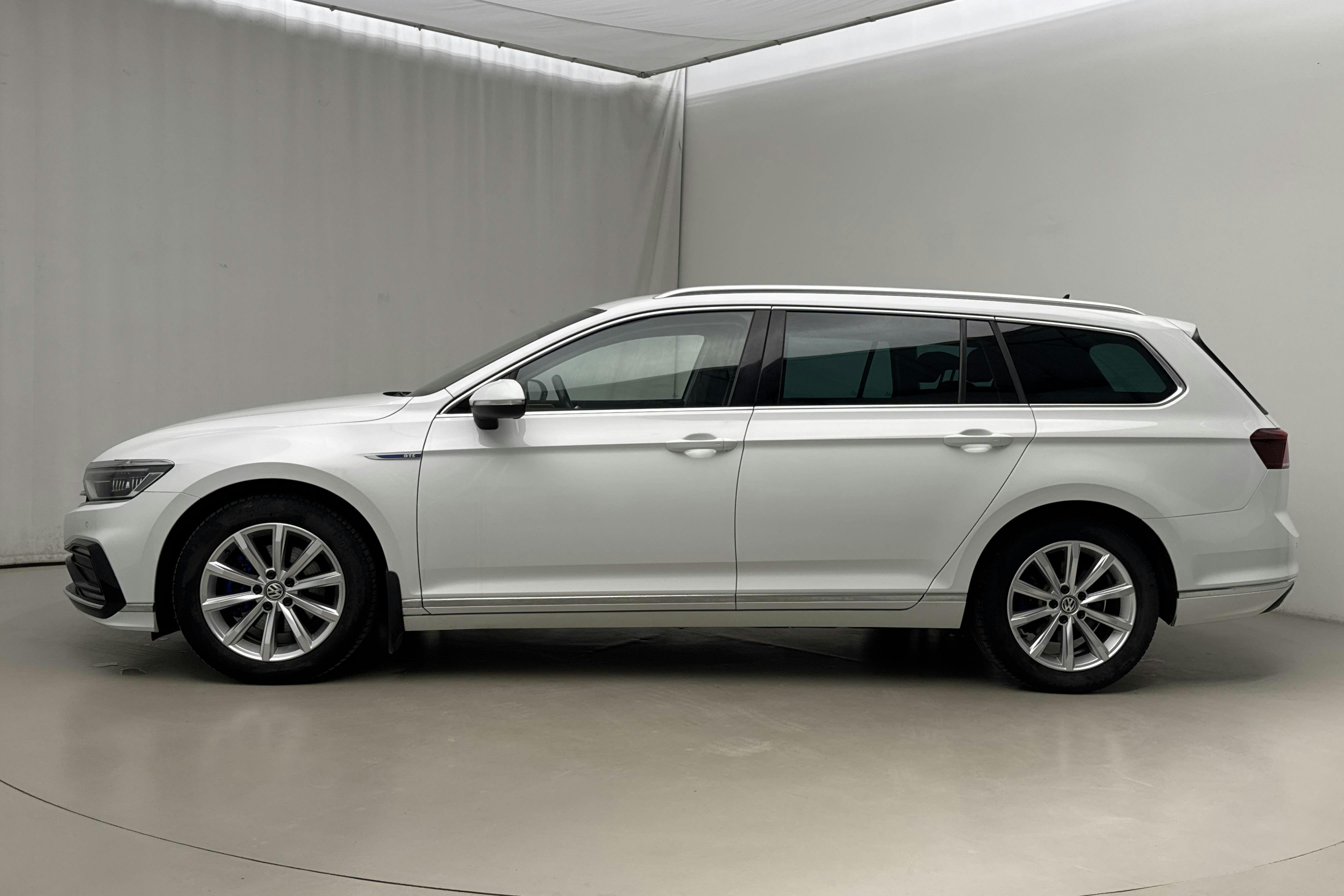Esitlusfoto 2 aadressil 20: VW Passat 1.4 GTE Sportscombi (218hk) - 92 210 km - Automaatne - valge - 2020
