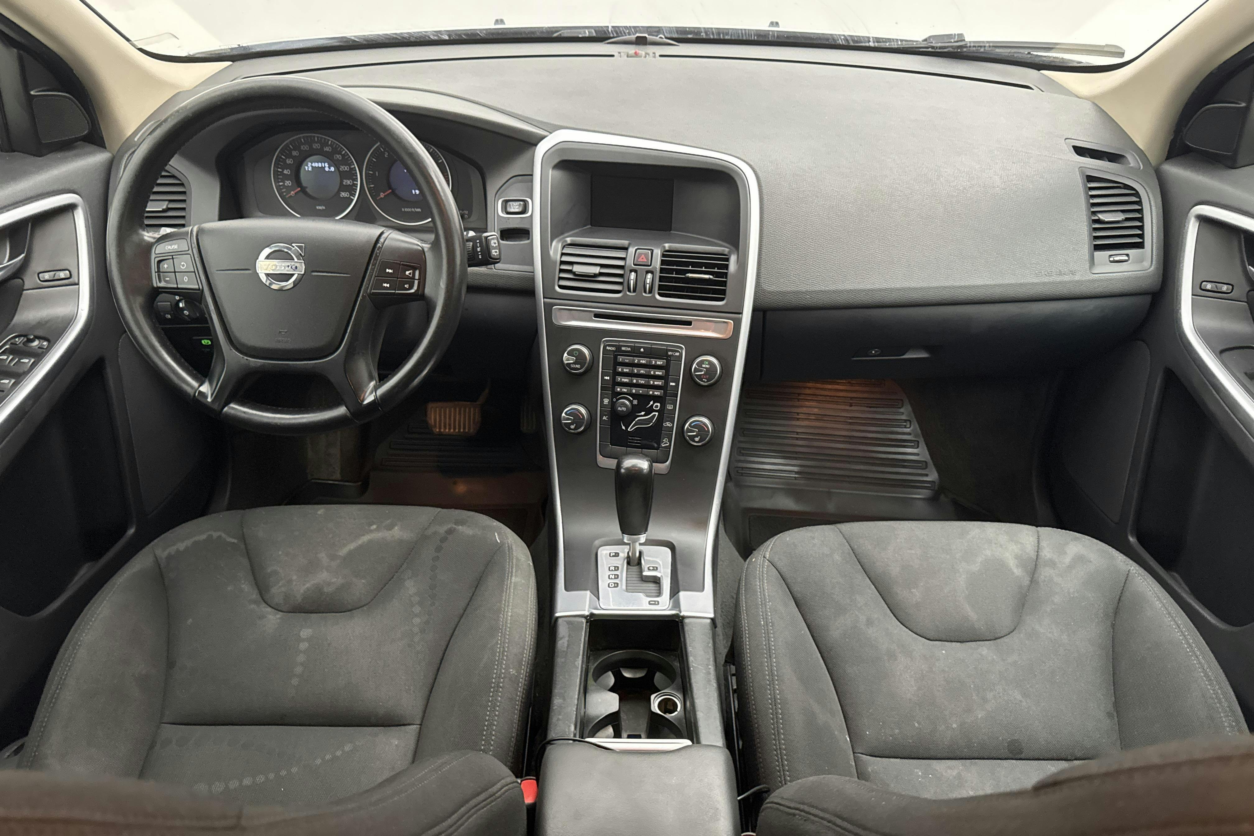 Volvo XC60 D3 AWD (163hk) - 24 882 mil - Automat - Light Grey - 2011