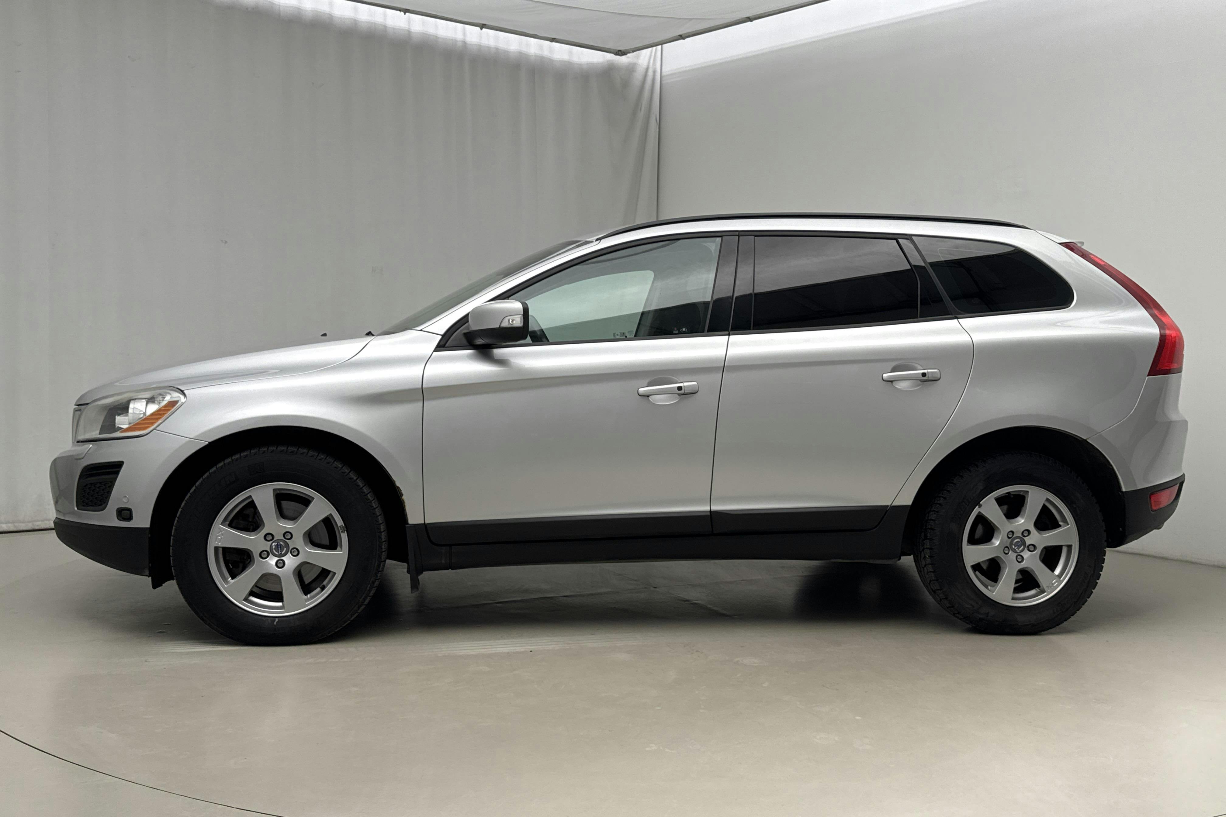 Presentationsfoto 2 av 11: Volvo XC60 D3 AWD (163hk) - 24 882 mil - Automat - Light Grey - 2011