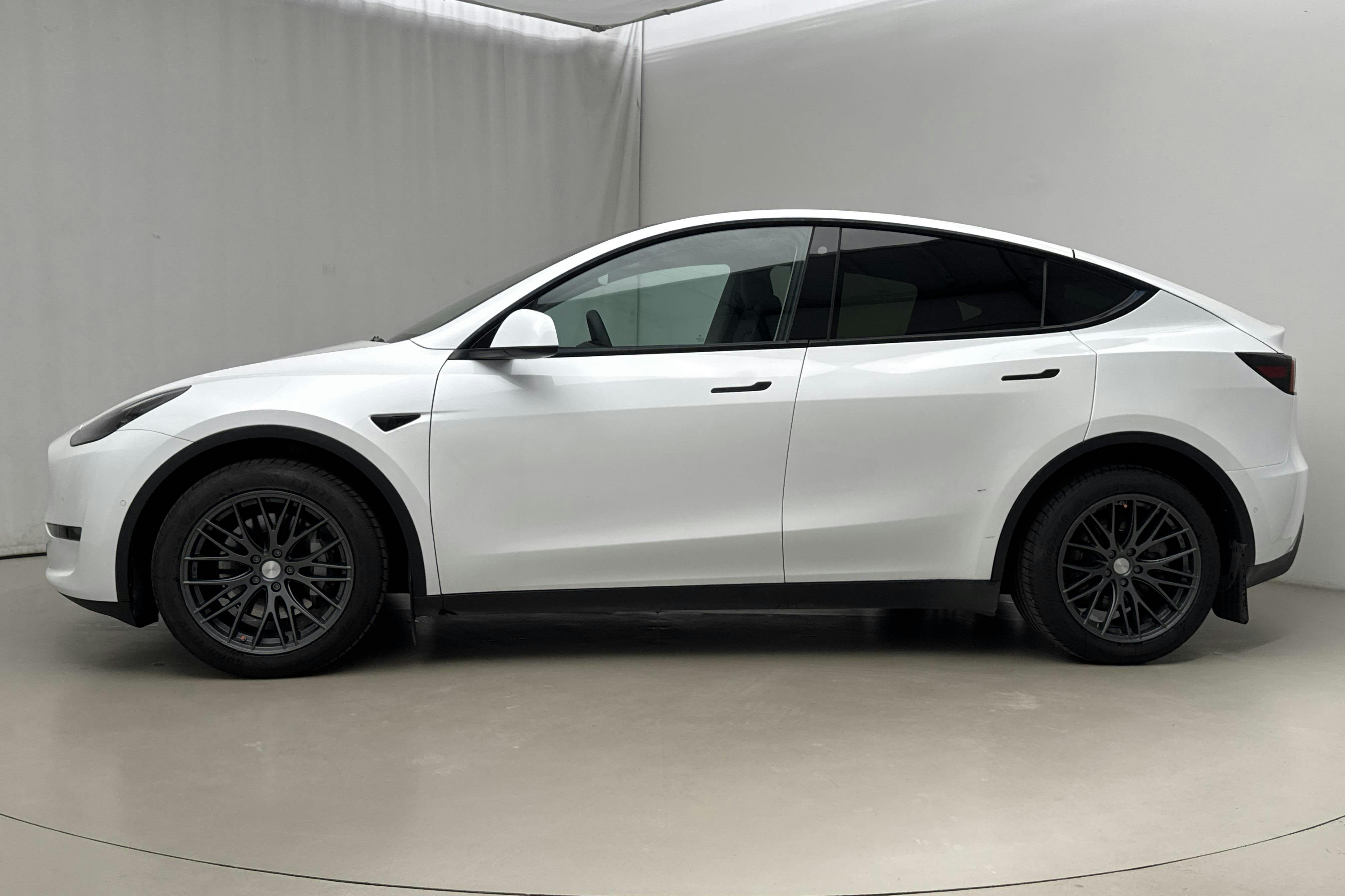 Presentationsfoto 2 av 21: Tesla Model Y Long Range Dual Motor AWD - 7 938 mil - Automat - vit - 2022
