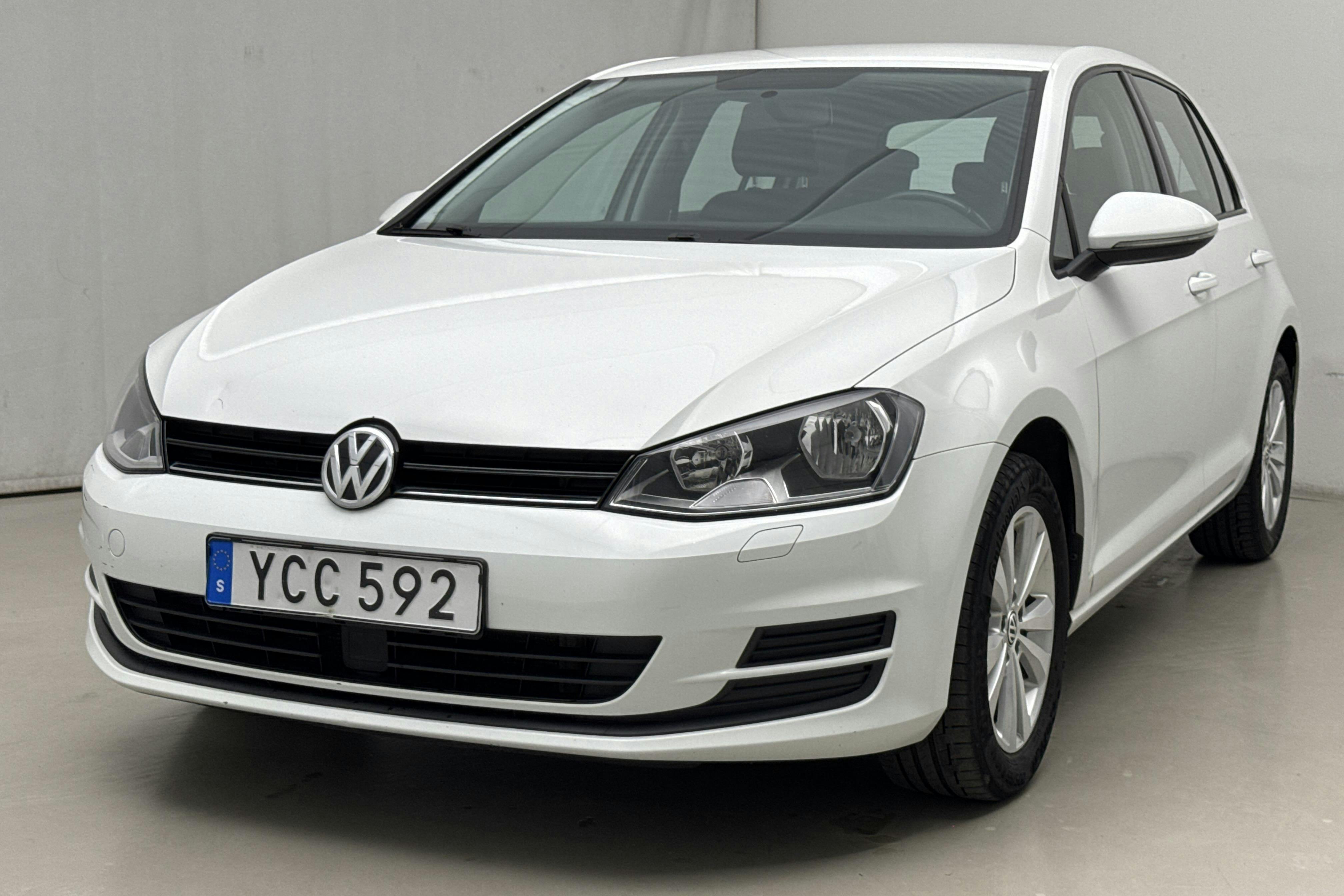 Esitlusfoto 1 aadressil 13: VW Golf VII 1.2 TSI 5dr (110hk) - 112 240 km - Automaatne - valge - 2016