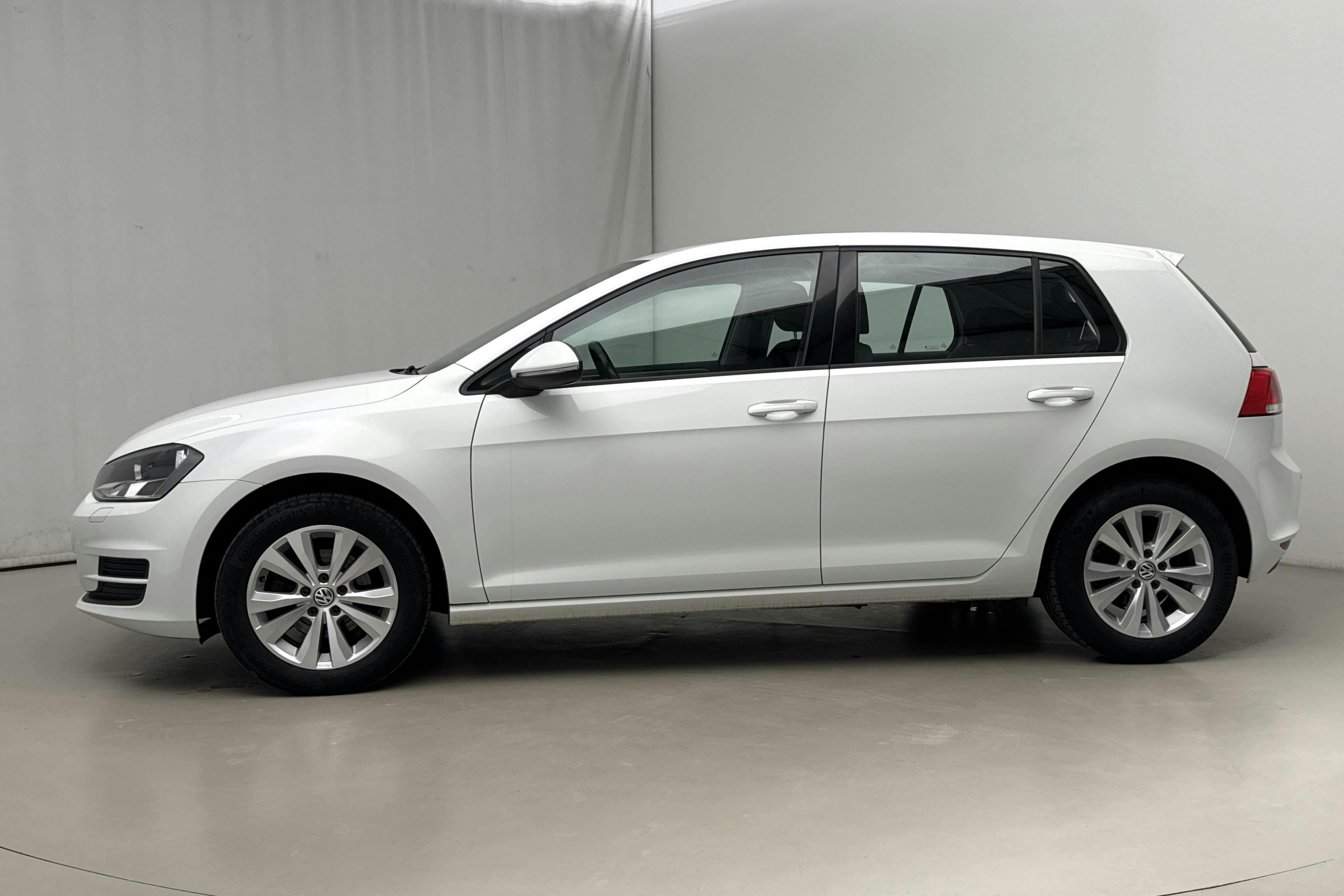 Esitlusfoto 2 aadressil 13: VW Golf VII 1.2 TSI 5dr (110hk) - 112 240 km - Automaatne - valge - 2016