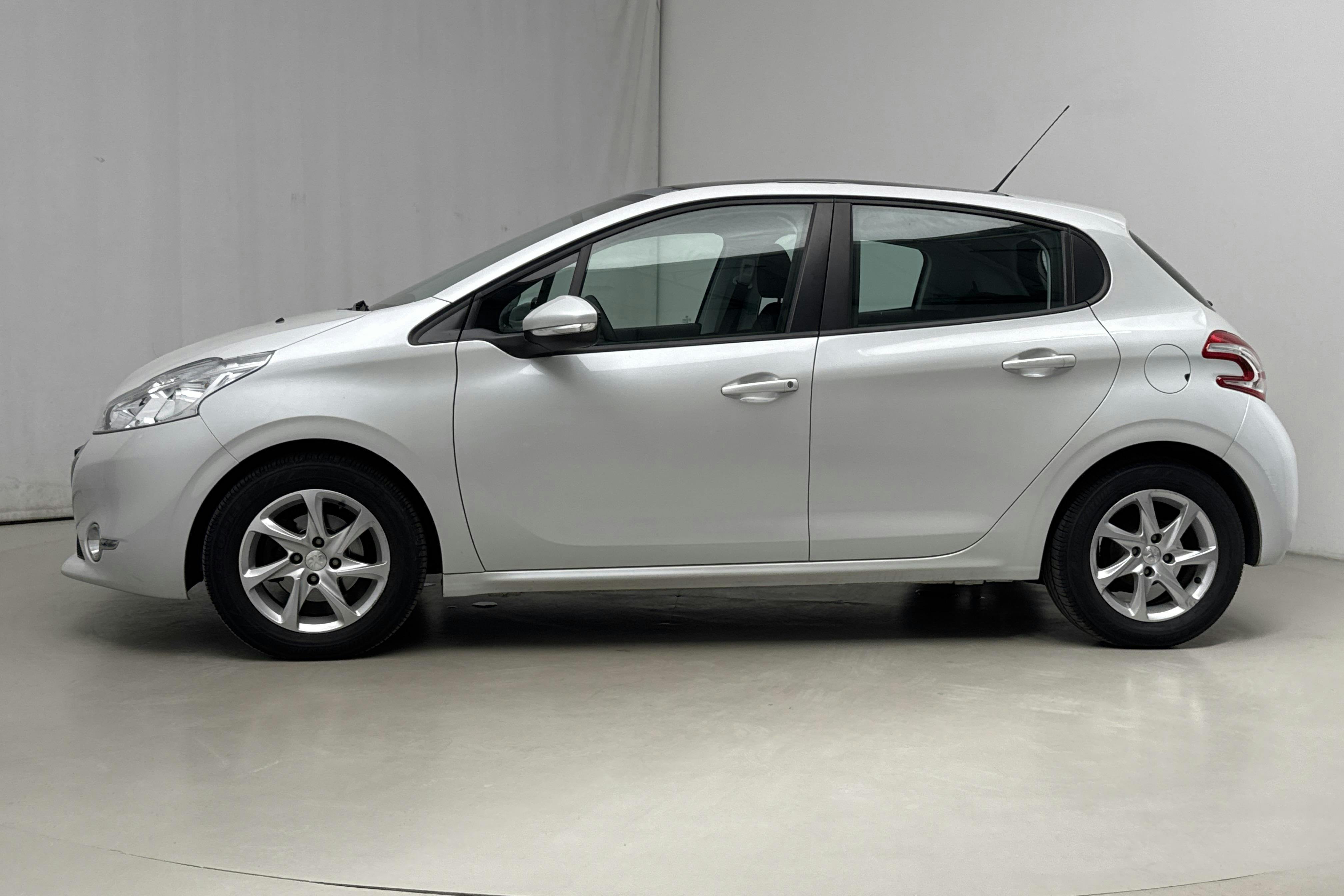 Presentation photo 2 of 16: Peugeot 208 1.2 VTi 5dr (82hk) - 40 980 km - Manual - 2014