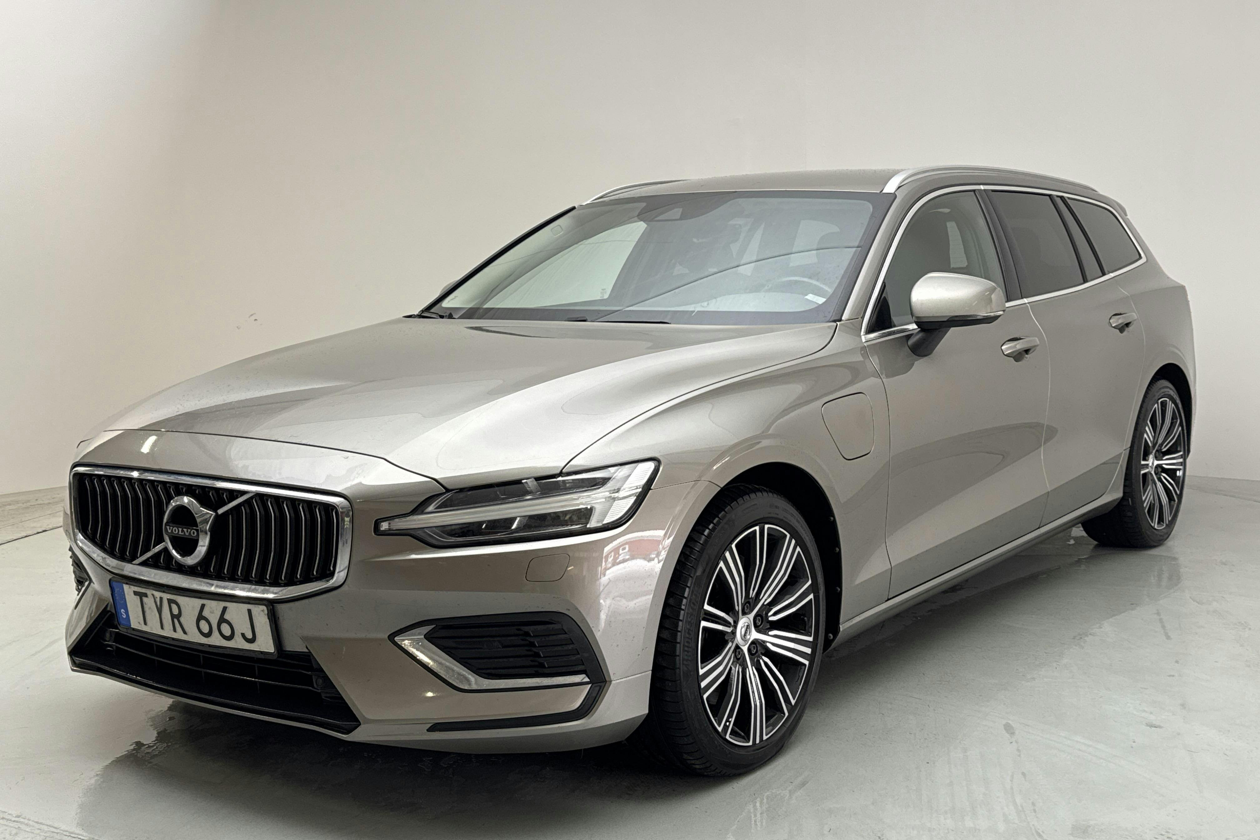 Presentation photo 1 of 15: Volvo V60 T6 AWD Recharge (340hk) - 162 000 km - Automatic - gray - 2022