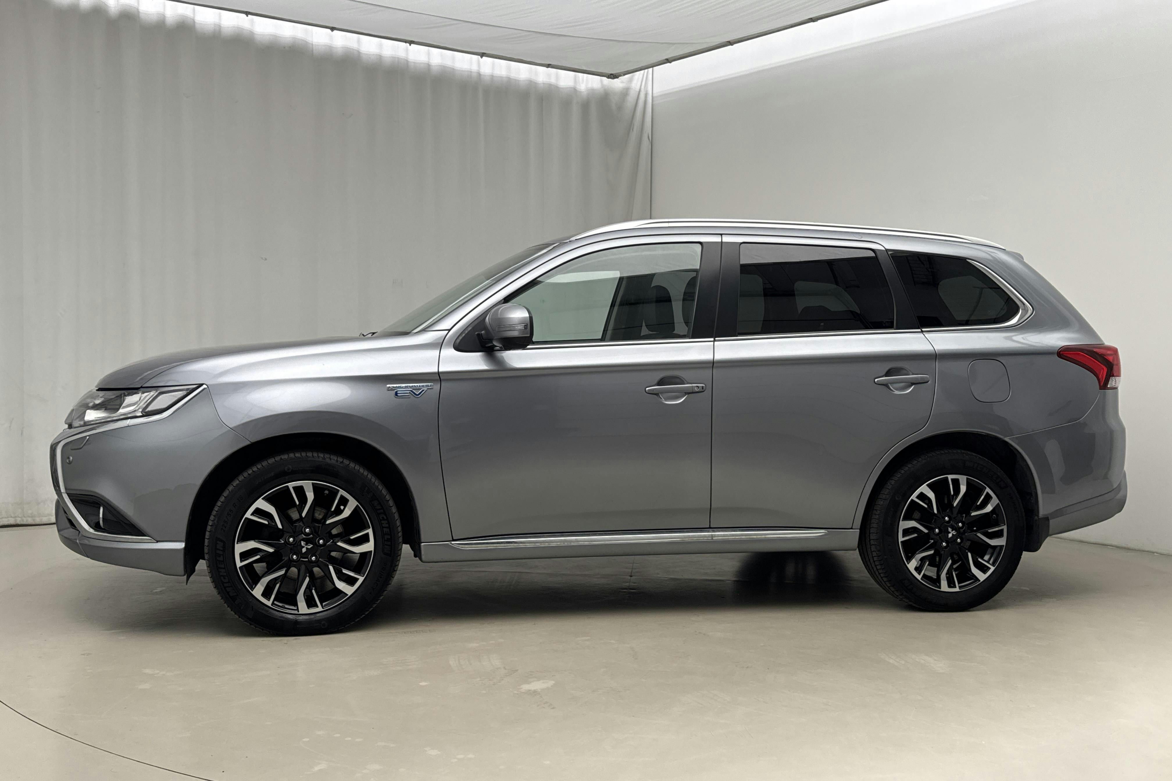 Presentationsfoto 2 av 19: Mitsubishi Outlander 2.0 Plug-in Hybrid 4WD (121hk) - 14 477 mil - Automat - grå - 2016