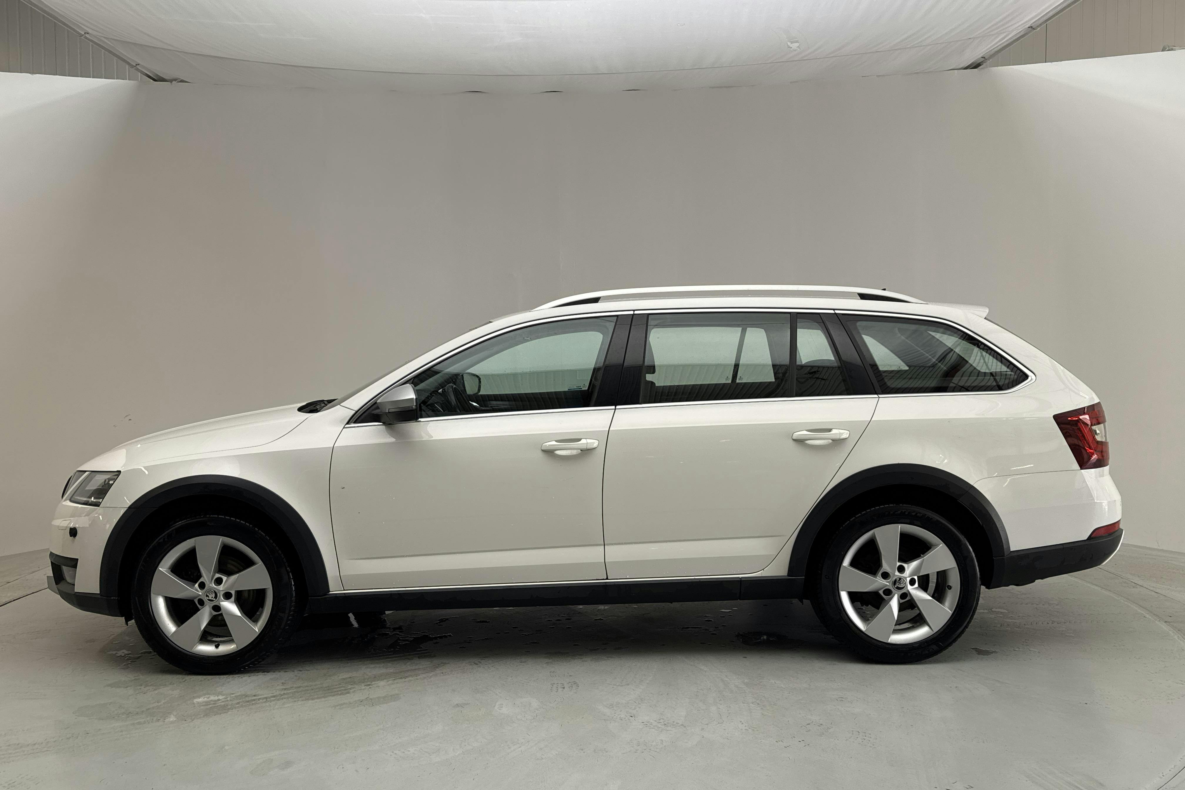 Esitlusfoto 2 aadressil 14: Skoda Octavia Scout II 2.0 TDI 4X4 (150hk) - 302 570 km - Käsitsi - valge - 2018