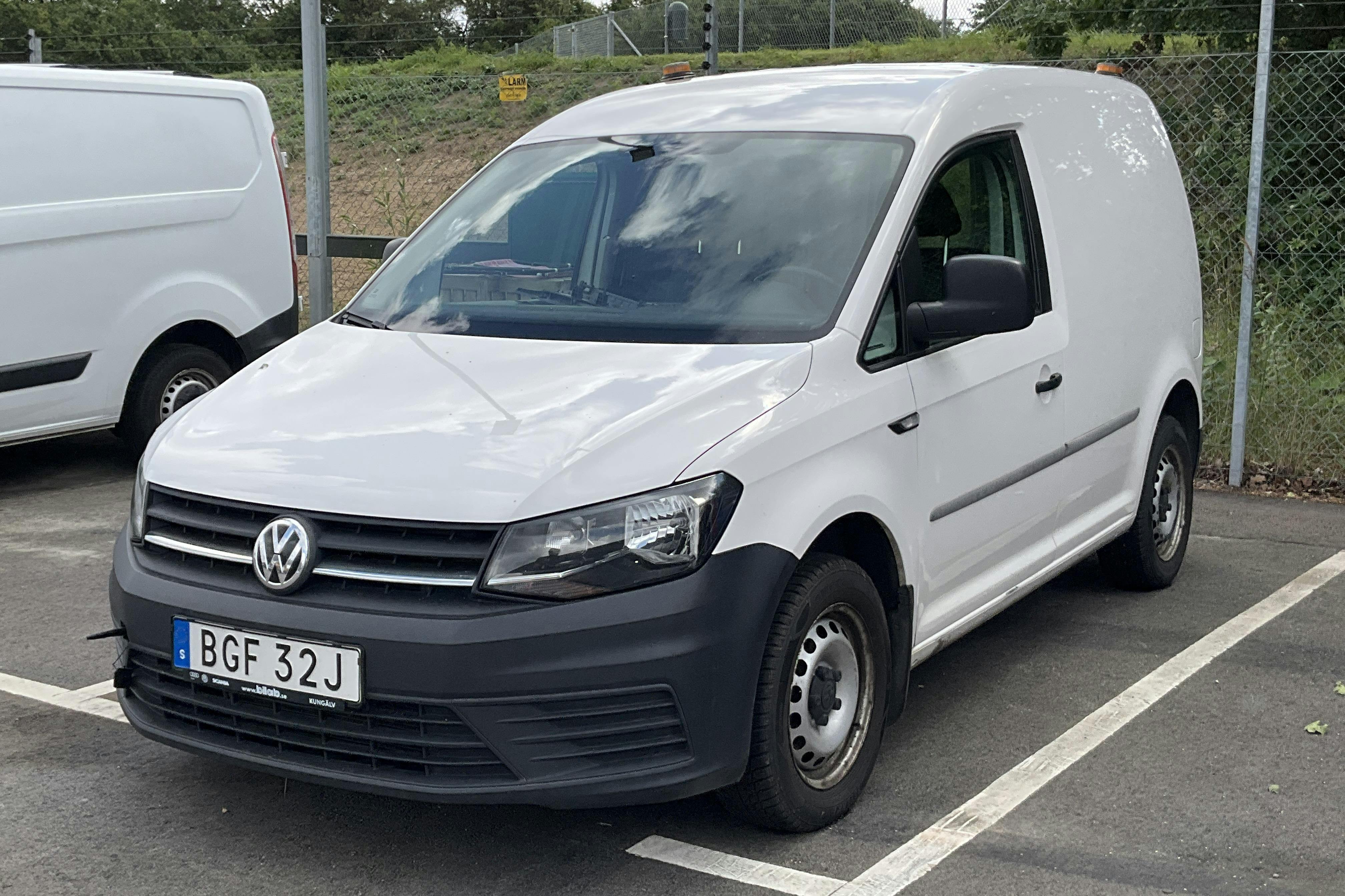 Presentationsfoto 1 av 11: VW Caddy 2.0 TDI Skåp (75hk) - 21 764 mil - Manuell - vit - 2020