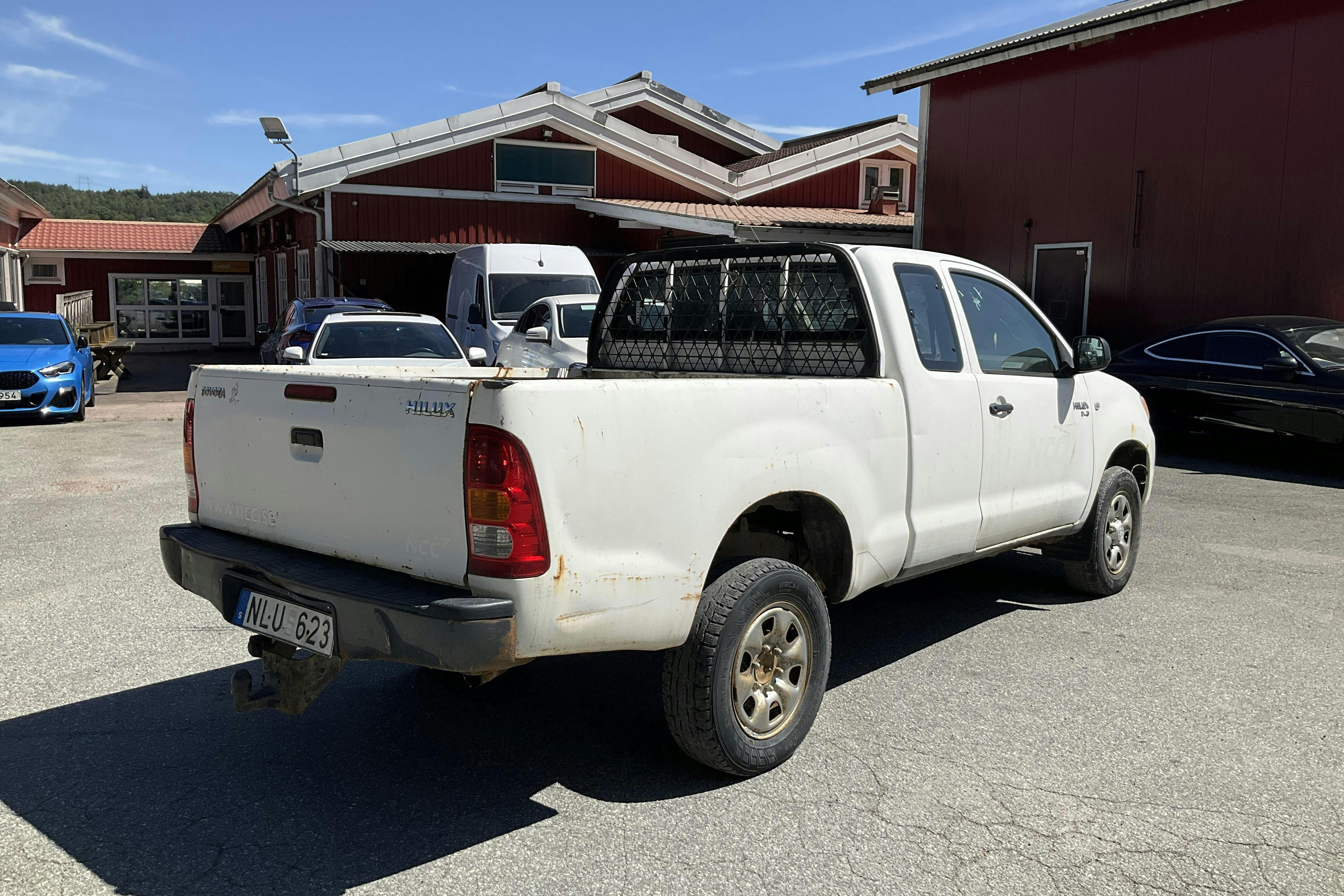 Toyota Hilux 2.5 D-4D 4WD (120hk) - 11 624 mil - Manuell - vit - 2008