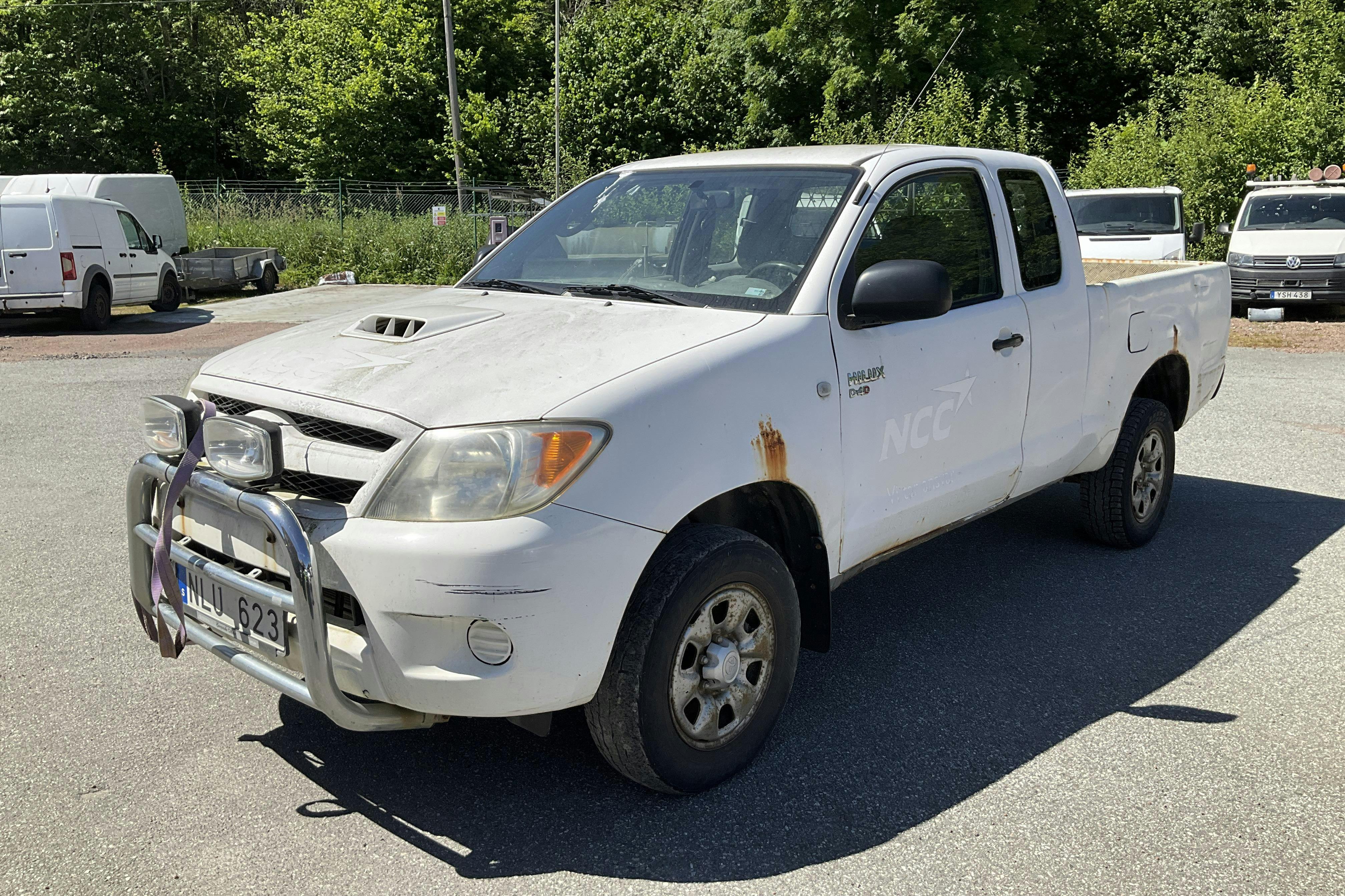 Presentationsfoto 1 av 12: Toyota Hilux 2.5 D-4D 4WD (120hk) - 11 624 mil - Manuell - vit - 2008