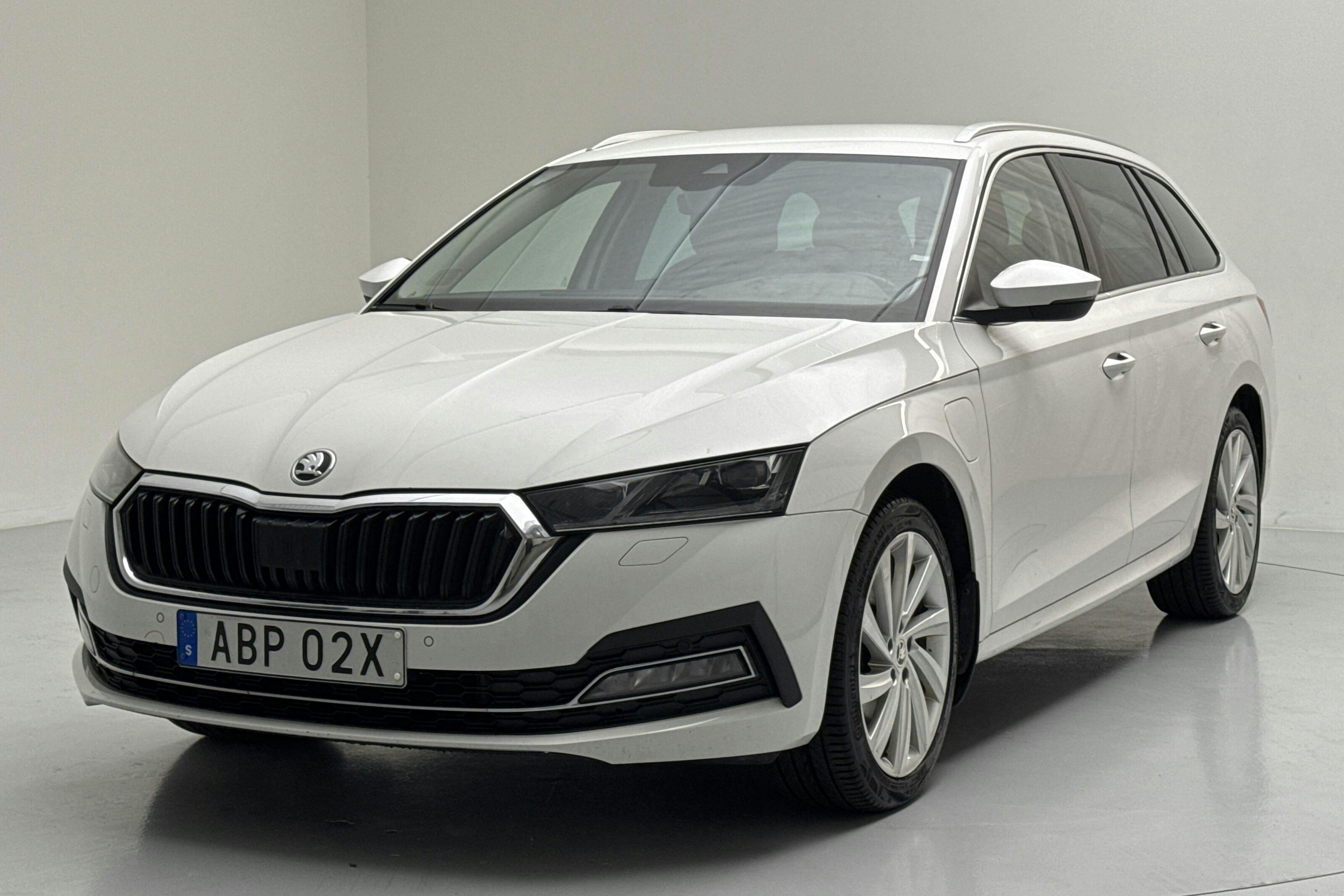 Skoda Octavia 1.4 iV PHEV Combi (204hk) - 14 966 mil - Automat - vit - 2021