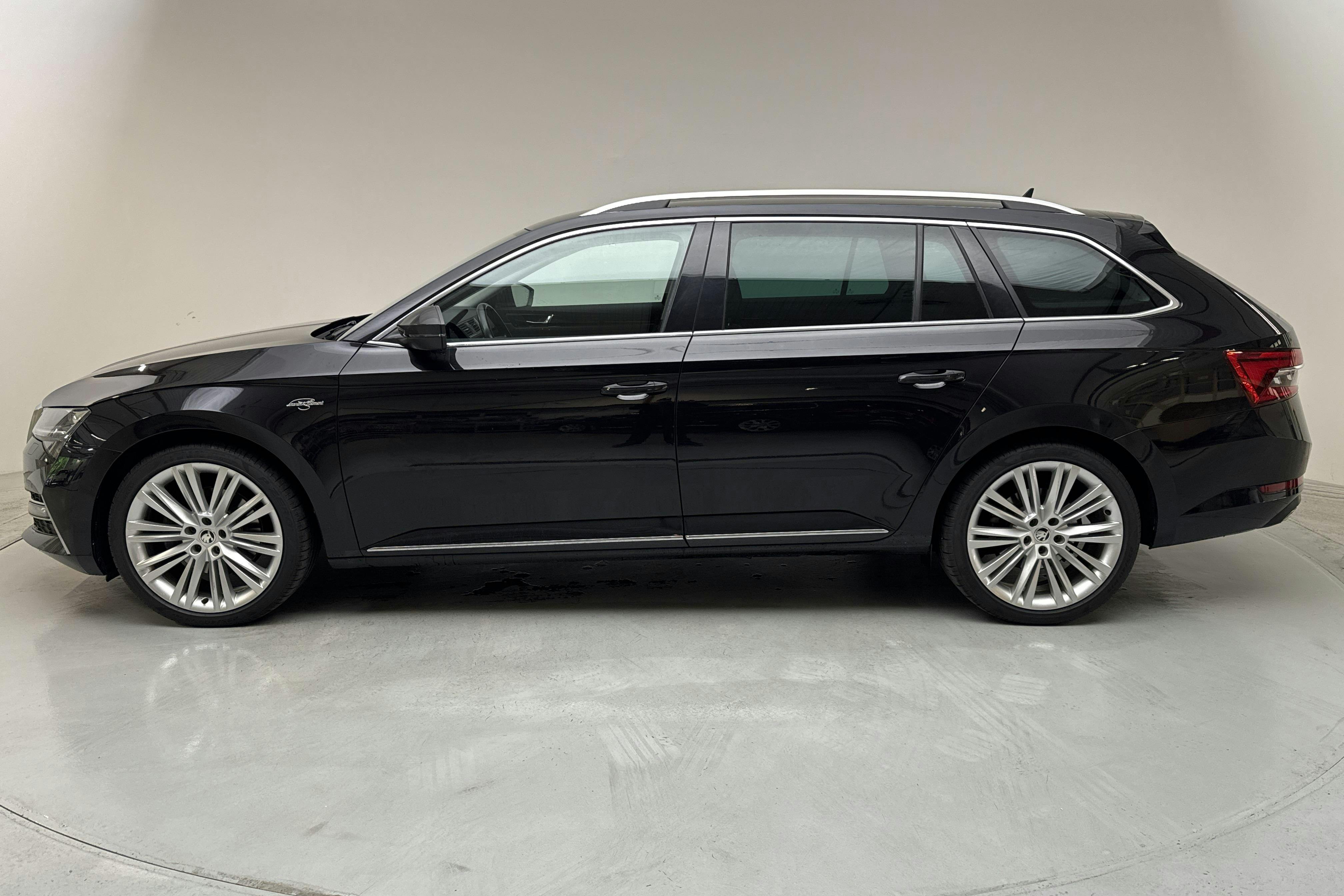 Presentationsfoto 2 av 15: Skoda Superb 1.4 TSI PHEV Kombi (218hk) - 14 021 mil - Automat - svart - 2020