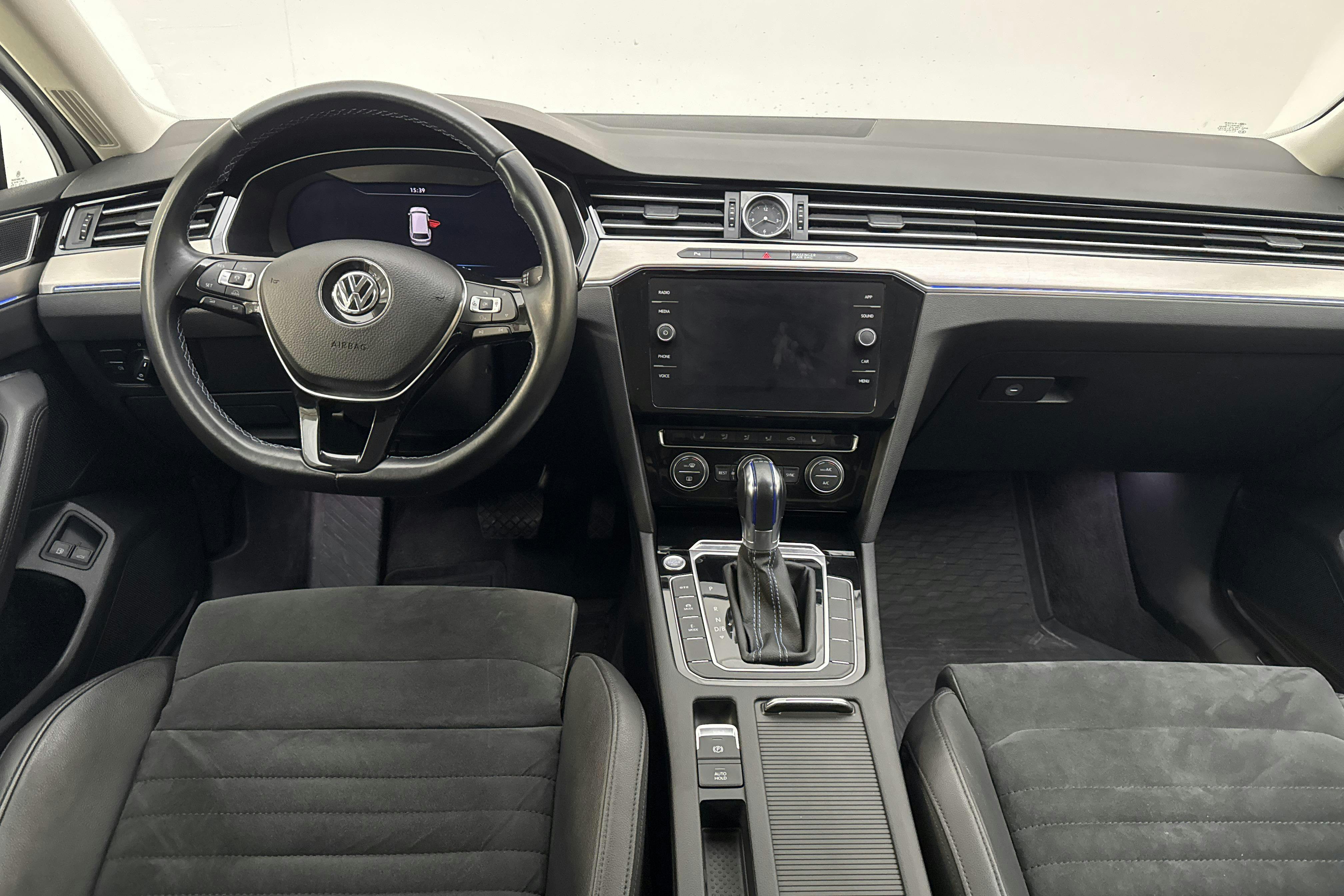 VW Passat 1.4 Plug-in-Hybrid Sportscombi (218hk) - 12 802 mil - Automat - vit - 2018