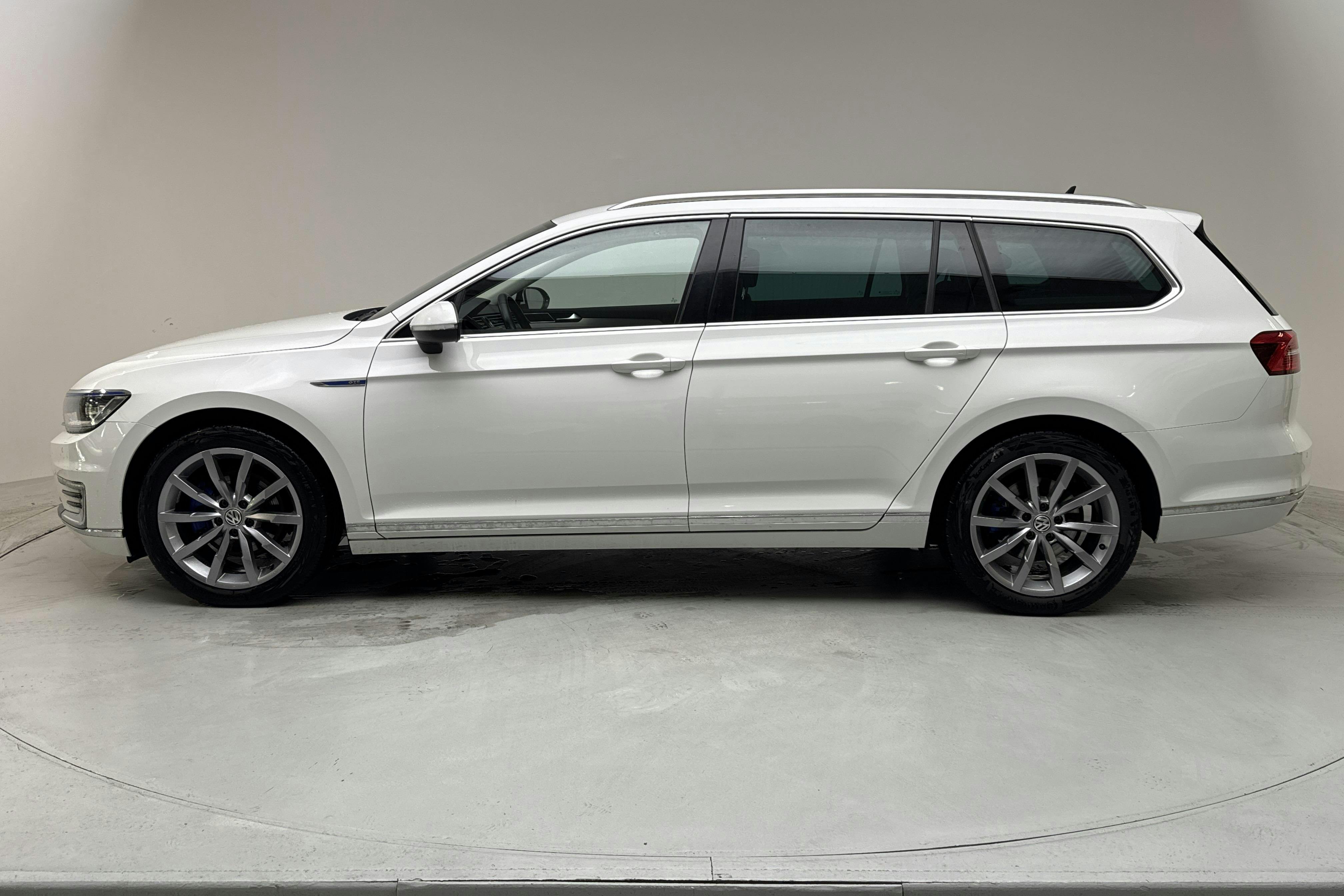 Presentationsfoto 2 av 14: VW Passat 1.4 Plug-in-Hybrid Sportscombi (218hk) - 12 802 mil - Automat - vit - 2018
